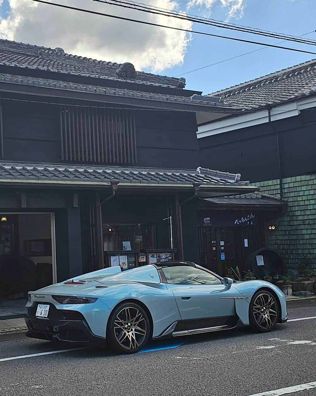 竹内弘一さんのインスタグラム写真 - (竹内弘一Instagram)「クルマの取材で和歌山県海南市へ！ #べっちんさん という #早なれ寿司 の お店を訪ねました。明治の豪商 岩橋新三郎のお屋敷がカフェになっています。味は抜群！駐車場もたくさんあるので京都や大阪からドライブするには最高です。歴史的建造物にはたくさんのお宝もあって、日頃の忙しさから逃避しながら心を休めるには絶好のスポットです。黒江地区は漆の町で、蔵元もあり、情緒あふれる街並みです。 試乗した #maserati #mc20cielo は生粋のスポーツカーでありながら往復250キロのグランドツーリングを完璧にこなしてくれました。スタイリングも完璧で本物の大人にこそ似合う一台です。若輩者の私にはまだまだ似合いませんね。いつかこのクルマが似合うような大人になりたいです。  #甘口モータージャーナリスト」10月30日 22時50分 - takeuchi_koichi