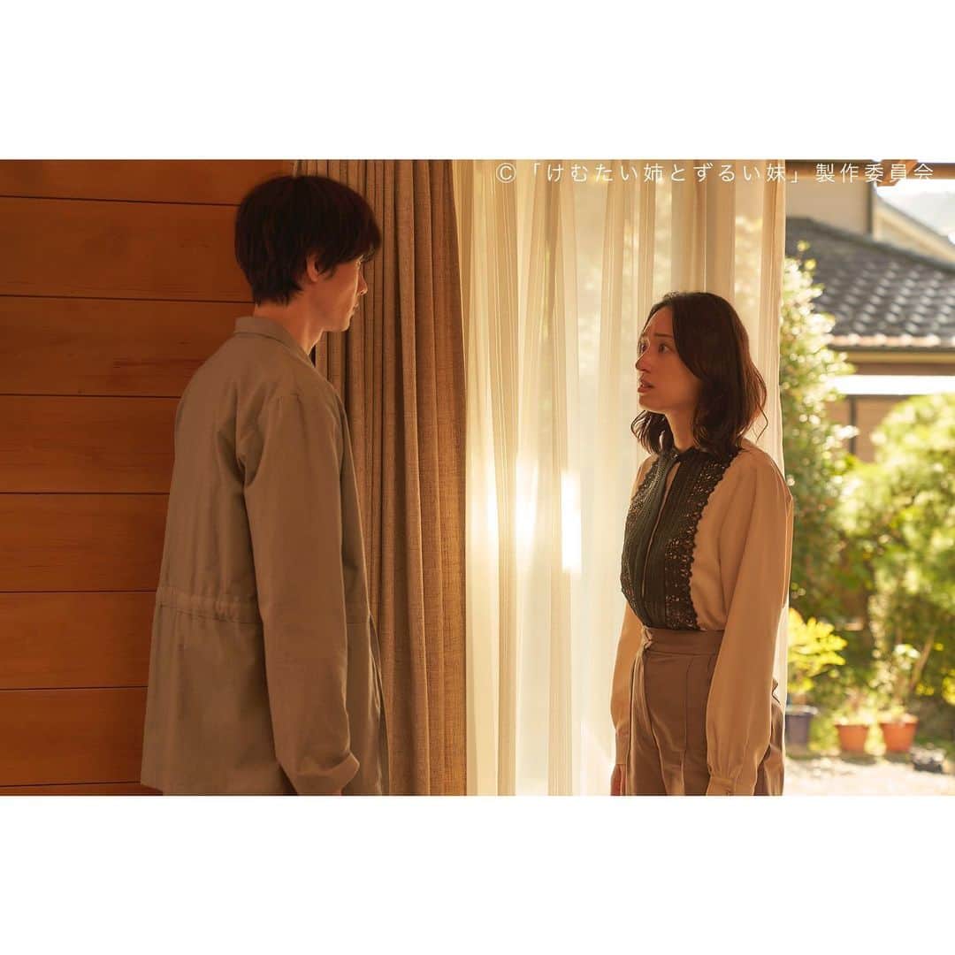 けむたい姉とずるい妹のインスタグラム：「. 4話のシーン📸 律( #栁俊太郎 さん)から語られた13年前の真実とはー。 じゅん( #栗山千明 さん)がとった行動は！？  ／ 『#けむたい姉とずるい妹 』 第4話放送まで、あと15分！！ ＼  1〜3話は #TVer で配信中🎗 tver.jp/episodes/ephmzz9lqr  U-NEXTなどでも配信中💠  #テレビ東京 #けむずる  #栗山千明 #馬場ふみか #栁俊太郎  #桜田通 #雛形あきこ」