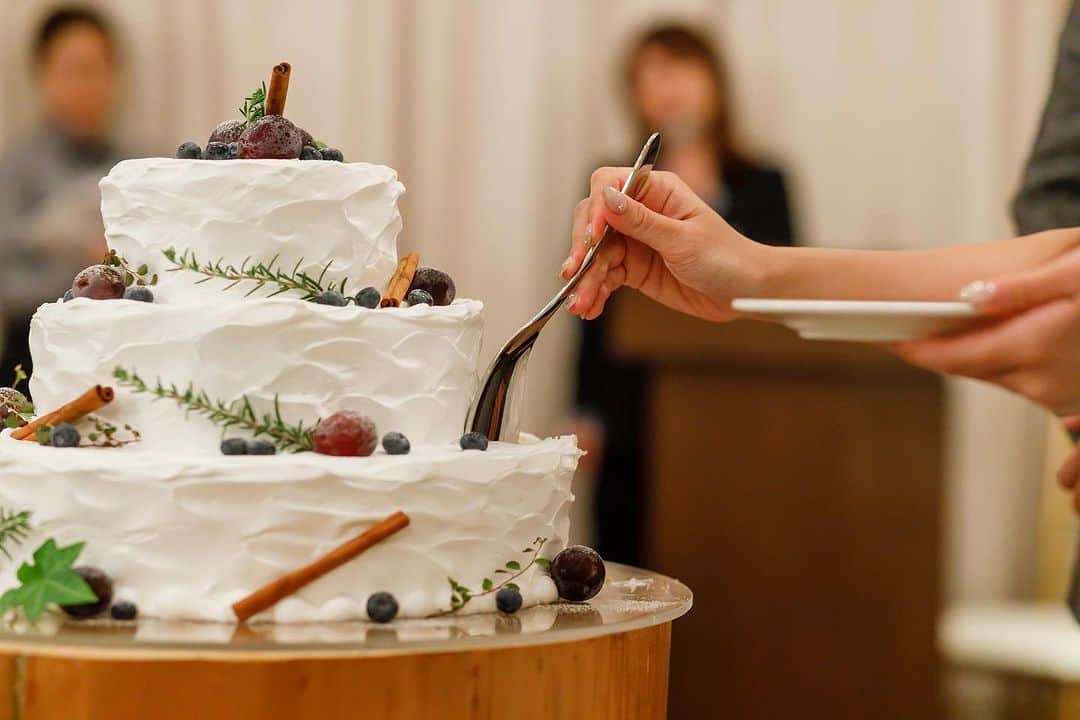 ザ・ジョージアンテラスさんのインスタグラム写真 - (ザ・ジョージアンテラスInstagram)「.  🫐 wedding cake 🫐  ザ・ジョージアンテラスではオリジナルのウェディングケーキの作成も可能でございます！  是非 ザ・ジョージアンテラスでおふたりらしいケーキを考えてみませんか...？  __________________ @the_georgian_terrace をフォローして #ザジョージアンテラス #ジョージアンテラス  のハッシュタグをつけて お写真を投稿してみてくださいね💐 __________________  #ウェディングケーキ #ウェディングケーキデザイン#ファーストバイト #weddingcake #ガーデンウェディング #ナチュラルウェディング #ザジョージアンテラス #ジョージアンテラス #THEGEORGIANTERRACE #結婚式 #ウェディング #wedding  #りんくうタウン #一軒家 #貸切ウェディング #ゲストハウス #アットホームウェディング #フォトウェディング #ブライダル #weddingtbt #dress #weddingphoto #オリジナルウェディング #ウェディングドレス #weddingdress #dress  #ガーデンウェディング #happywedding #結婚式準備 #プレ花嫁」10月31日 17時49分 - the_georgian_terrace