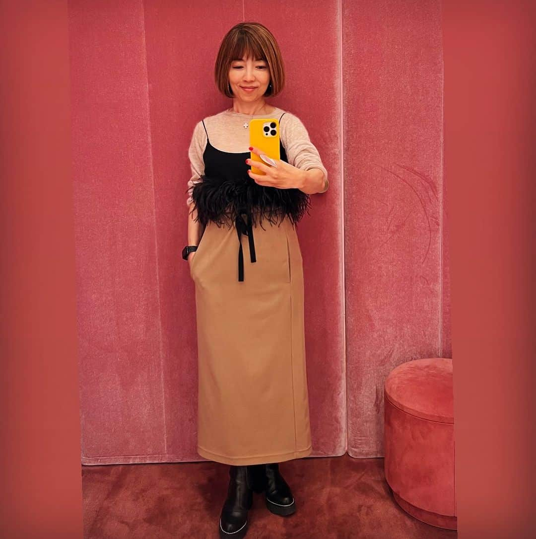 山中千尋のインスタグラム：「Dolce VitaのLPジャケットのような 桃色🍑のお部屋🍑  お知らせです  11/3(祝)✨✨かわさきジャズ2023カルッツ川崎にてコンサート❤️16時開演です✨入場料4000円18歳以下2000円大変お得なお値段です✨関東で入れ替えなしのコンサートはしばらくありません✨ぜひこの機会を絶対お聴き逃しなくお願いします😍スペシャルなプログラムです✨詳しくはhttps://www.kawasakijazz.jp/program/detail2023/20231103.php  11/12(日) 倉敷アヴェニュウ超至近距離ライブです❤️Dolce Vita 畠山令🎸伊波大輔🥁開演19:30前売 ￥8000当日￥9000入れ替えなし✨お席数が限られてますのでお早めにご予約くださいませ✨ 皆様のご来場をお待ちしております✨ご予約は☎️086-424-8043 倉敷アヴェニュウsound.jp/avenue/main.htm  10/25(水)Dolce Vita LP発売❤️ 11/3(金・祝)カルッツ川崎 11/8(水)桐生大川美術館(満席) 11/12(日)倉敷アベニュー 12/9(土)富山新川文化ホール 12/16(土)水戸ガールトーク 12/23(土)名古屋緑区文化小劇場 12/24(日)桐生ビレッジ 12/26(火)東京Cotton Club  #山中千尋 #chihiroyamanaka  #jazz #jazzpiano #山中千尋トリオ #山中千尋jazzライブ」