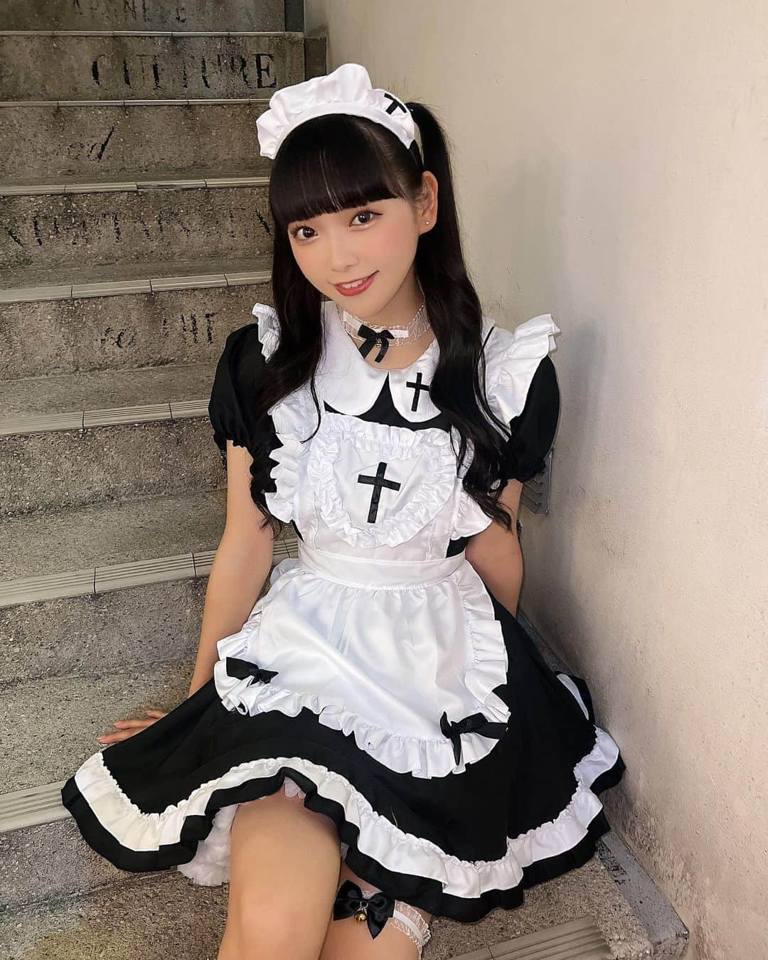 籾山ひめりさんのインスタグラム写真 - (籾山ひめりInstagram)「メイドさん🫖🖤 ･  #ハロウィン #halloween  #コスプレ #メイド  #メイド服   #code #ツインテール #黒髪 #ぱっつん前髪  #ロングヘア #巻き髪 #ootd  #ひめりの衣装はこれだ」10月30日 22時52分 - momichan_hime