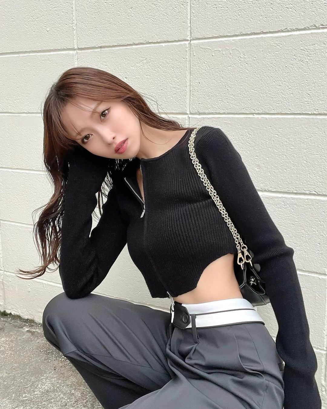 木田絵里香のインスタグラム：「. 腹筋と見せかけて骨w このトップス今すぐ欲しい🥹かわいい🥹 2月発売予定なので先行販売までお待ちください📦 . #ニット#トップス#コーデ#カジュアルコーデ」