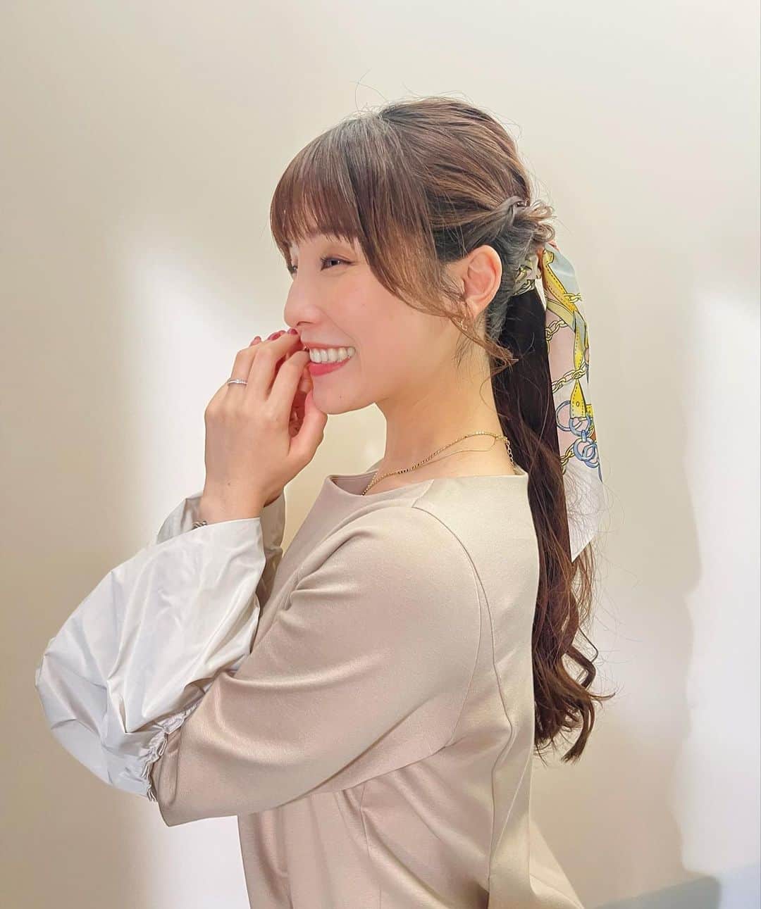 松雪彩花のインスタグラム：「🎀お衣装情報🎀 1.2.3枚目 ワンピース: LA TOTALITE @latotalite.jp  アクセサリー: OSEWAYA @osewaya_official この日のトータルコーディネートがとっても可愛くて…！ピンク×ベージュ、ハマりそうです…  4.5枚目 カーディガン: un dix cors @undixcors_official  アクセサリー: OSEWAYA @osewaya_official 好み過ぎてこのまま着て帰りたかった。(笑)  6.7枚目 ワンピース : LAISSE PASSÉ @laisse_passe  アクセサリー:  ACCESSORIES BLOSSOM @accessories_blossom_jp この！パールネックレス！まさに探していたデザインで… カジュアルにもフェミニンにも使える万能ネックレス💎 とっても素敵でした…🫶」