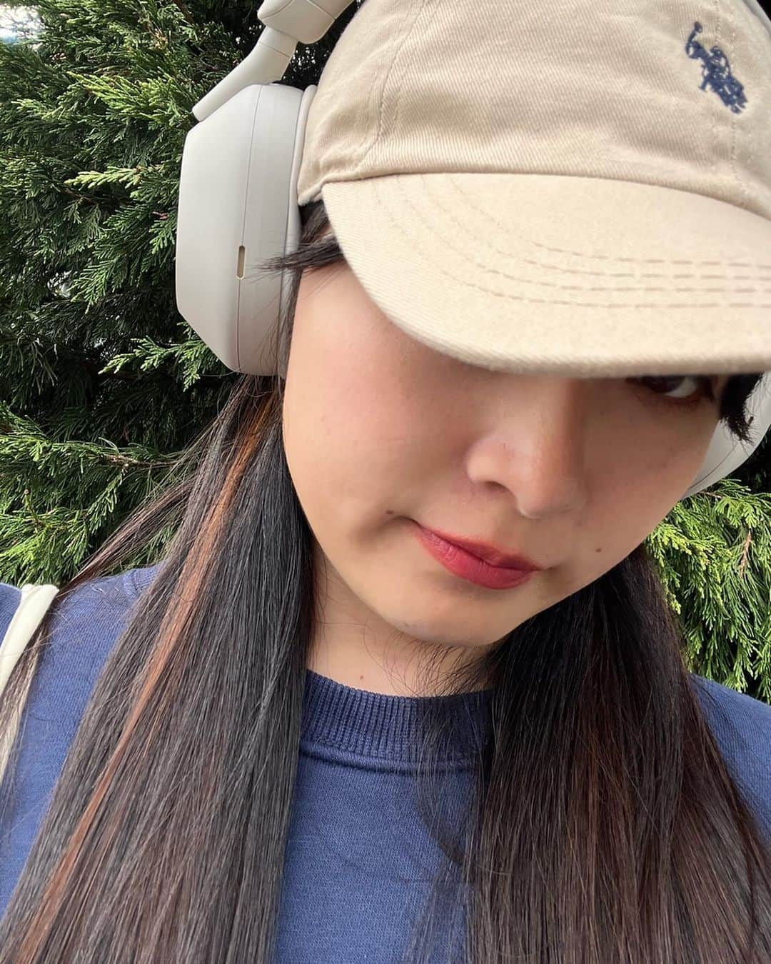 森戸知沙希のインスタグラム：「何の曲聴いてます最近？ 　 　 I like listening to music, but today I had forgotten to charge my headphones so I couldn’t listen to music😩  　 　 #canada #カナダ #留学生活 #カナダ留学」