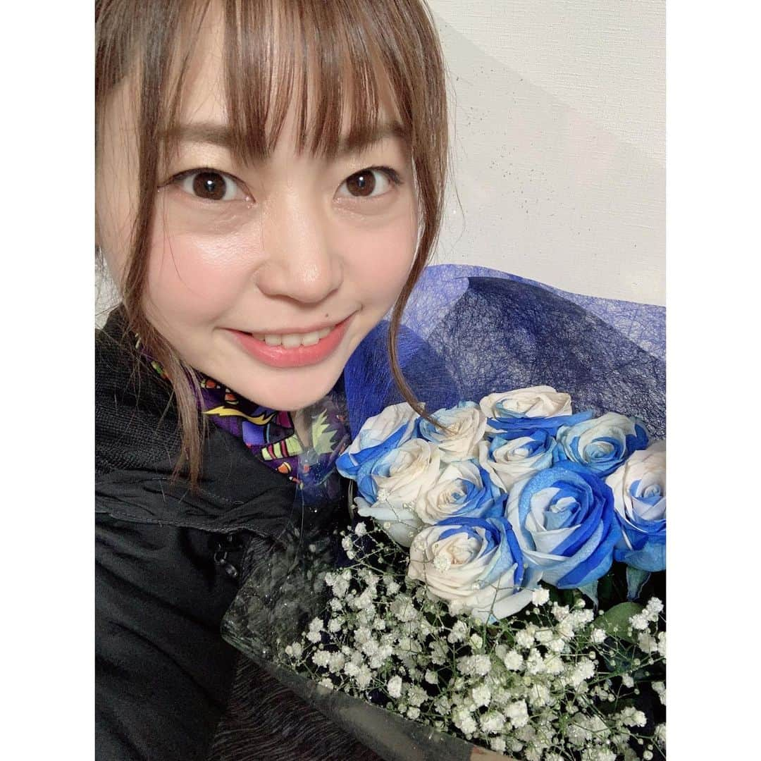 浅田梨奈さんのインスタグラム写真 - (浅田梨奈Instagram)「本日誕生日を迎えました🤟😊🤟 年齢だけではなく色んな意味でレベルアップ出来るように頑張っていきたいと思います🧡🤎 これからもよろしくお願いします👻🎃🌟  今年も不二シート軽工業株式会社様よりステキなバラが届きました🌹💙🤍ありがとうございます🥰  #bowling #ボウリング #プロボウラー #浅田梨奈 #mybirthday  #これからもよろしくね #今年もバラのプレゼント頂きました🌹 #ブルーホワイト #不二シート軽工業株式会社様 #頂いたお花はドライフラワーにさせて頂きます🌹 #ドライフラワー好き #レベルアップと言い方を変え #良き意味で捉えてみる #33」10月30日 23時02分 - asdrn528