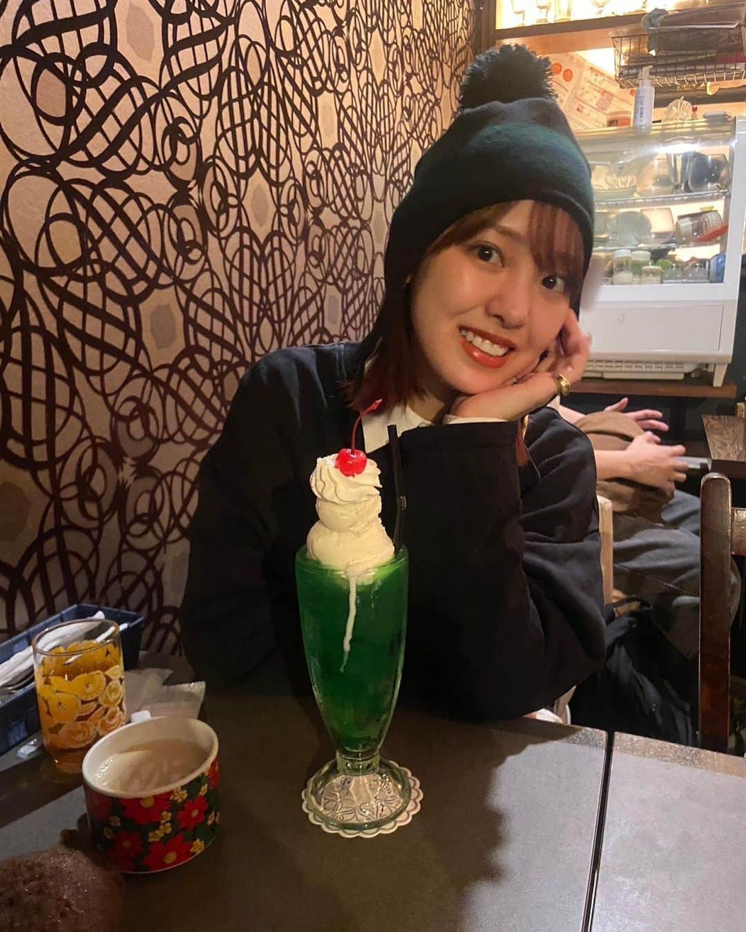 飯窪春菜さんのインスタグラム写真 - (飯窪春菜Instagram)「🍨  妹と姪っ子と喫茶店へ☕️ クリームソーダが名物みたいで色々な種類があったのだけど 私は甘いものが苦手だから違うものを頼みました☕️  でもやっぱり可愛くて姪っ子のクリームソーダと写真撮ったらアイスがちょっと溶けちゃった🤏🏻姪っ子よ、ごめんね🤏🏻  眉毛とリップだけだったけどコンディション良かったから載せちゃう☺️🤏🏻  #喫茶店 #la #の写真まだまだあるのに #載せるの諦めてきてる 😹」10月30日 23時02分 - harunaiikubo_official