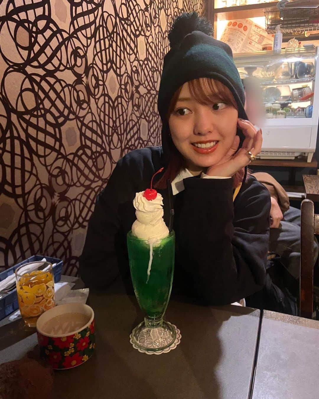 飯窪春菜さんのインスタグラム写真 - (飯窪春菜Instagram)「🍨  妹と姪っ子と喫茶店へ☕️ クリームソーダが名物みたいで色々な種類があったのだけど 私は甘いものが苦手だから違うものを頼みました☕️  でもやっぱり可愛くて姪っ子のクリームソーダと写真撮ったらアイスがちょっと溶けちゃった🤏🏻姪っ子よ、ごめんね🤏🏻  眉毛とリップだけだったけどコンディション良かったから載せちゃう☺️🤏🏻  #喫茶店 #la #の写真まだまだあるのに #載せるの諦めてきてる 😹」10月30日 23時02分 - harunaiikubo_official