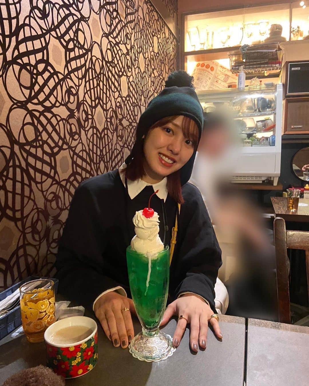 のインスタグラム：「🍨  妹と姪っ子と喫茶店へ☕️ クリームソーダが名物みたいで色々な種類があったのだけど 私は甘いものが苦手だから違うものを頼みました☕️  でもやっぱり可愛くて姪っ子のクリームソーダと写真撮ったらアイスがちょっと溶けちゃった🤏🏻姪っ子よ、ごめんね🤏🏻  眉毛とリップだけだったけどコンディション良かったから載せちゃう☺️🤏🏻  #喫茶店 #la #の写真まだまだあるのに #載せるの諦めてきてる 😹」