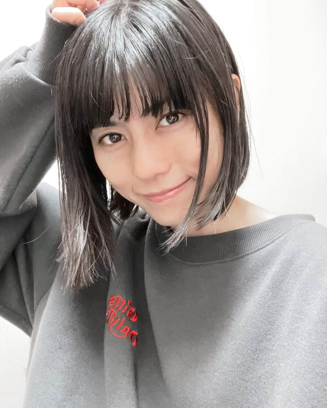 のインスタグラム：「服装が若干厚手に推移してきてます。 朝晩と日中の気温が違いすぎて、未だに最適な服装が分からない・・・難しいですね～。 　 これから#トレーナー が活躍しそうだから可愛いトレーナー欲しいなぁ♪」