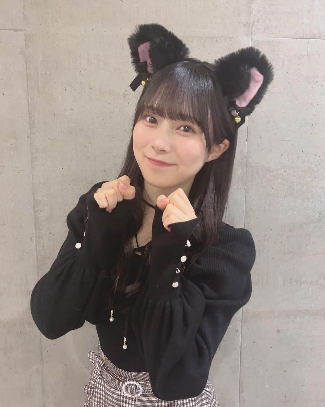 瀧本弥生のインスタグラム：「握手会in幕張メッセ🐈‍⬛♡  ♡  ♡ 猫になったよ  また一つ思い出が増えました！  会いにきてくれてありがとうございます❤︎ 楽しかったね〜  次の大阪も楽しみ！  #NMB48 #アイドル　#04 #05 #05년생  #idol  #ootd #猫　#コスプレ　#ハロウィン　#握手会」