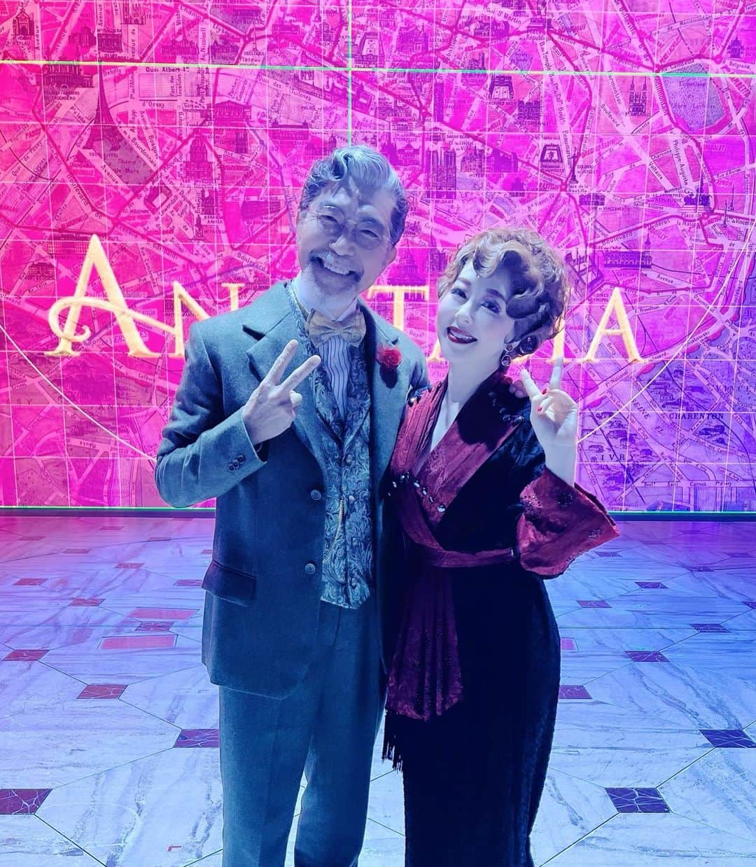 大澄賢也さんのインスタグラム写真 - (大澄賢也Instagram)「#アナスタシア　大阪公演  敬子リリーの千穐楽でした🎉  ヴラドにとってリリーは、 生涯を通して愛する特別な存在  お互いを分かり合いながら、 大人の駆け引きで遊び合う そんなユーモアたっぷりなリリー  敬子ちゃんとは、20年以上も前に 「Snoopy the musical 」という舞台で 共演して以来かな、 勿論3年前の初演もやってますが、、、。  同じ事務所キャーブ所属で 今やドラマや映画にも引っ張り凧✨✨✨  敬子ちゃんは芝居のみならず歌も踊りも全てこなし キャラクターを通してお客様のハートをしっかり掴む事ができる唯一無二の素晴らしい女優さんだなと、 一緒に舞台上にいながら沢山感じました もうねーやられた感満載でしたよ(笑  舞台上でのコンタクトは宝物です 本当に有難うございました🙏  またnext  一緒に出来る事を切に願っています🙏  #堀内敬子 #大澄賢也 #anastasia」10月30日 22時56分 - osumikenya