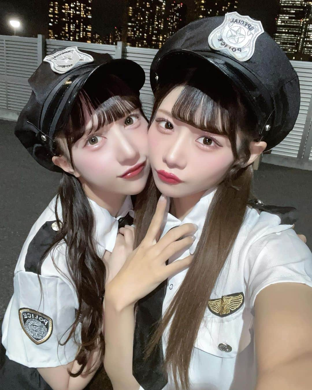 菖蒲まりんのインスタグラム：「逮捕しちゃうぞ♡  #警察官 #ポリス #POLICE #🚓 #👮‍♀️ #コスプレ #ハロウィン #Halloween」