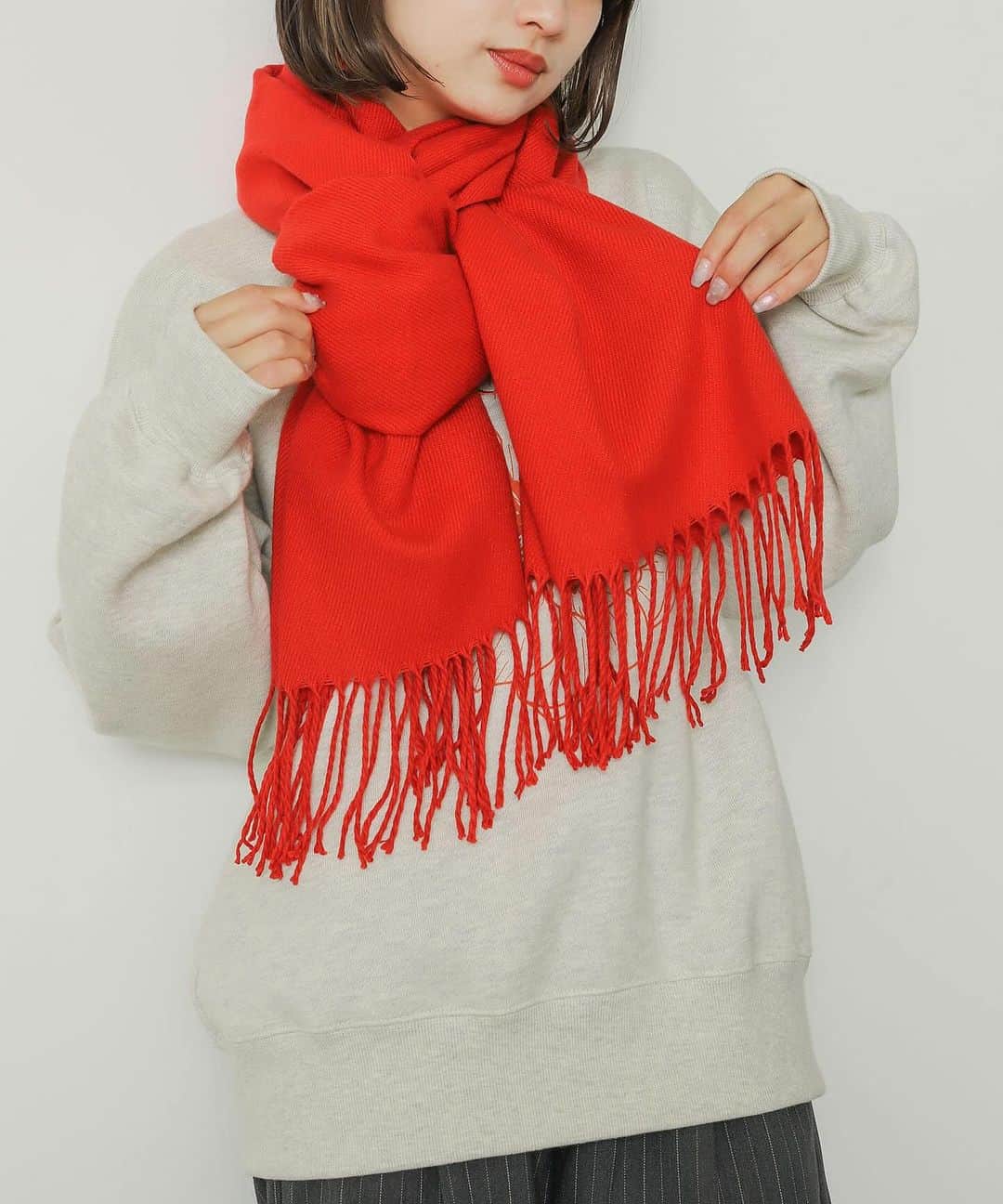 のインスタグラム：「今CHECKしておきたいマフラーアイテム🧣  無地ストール ¥3,300(税込）  size : one color : RED/IVORY / OATMEAL/GREIGE/GREEN/ D.BROWN/CHARCOAL/BLACK/ORANGE  #senseofplace_ur #senseofplacebyurbanresearch #センスオブプレイス #センスオブプレイスバイアーバンリサーチ #アーバンリサーチ #newin #マフラー #ストール #カラーコーデ #レッド」