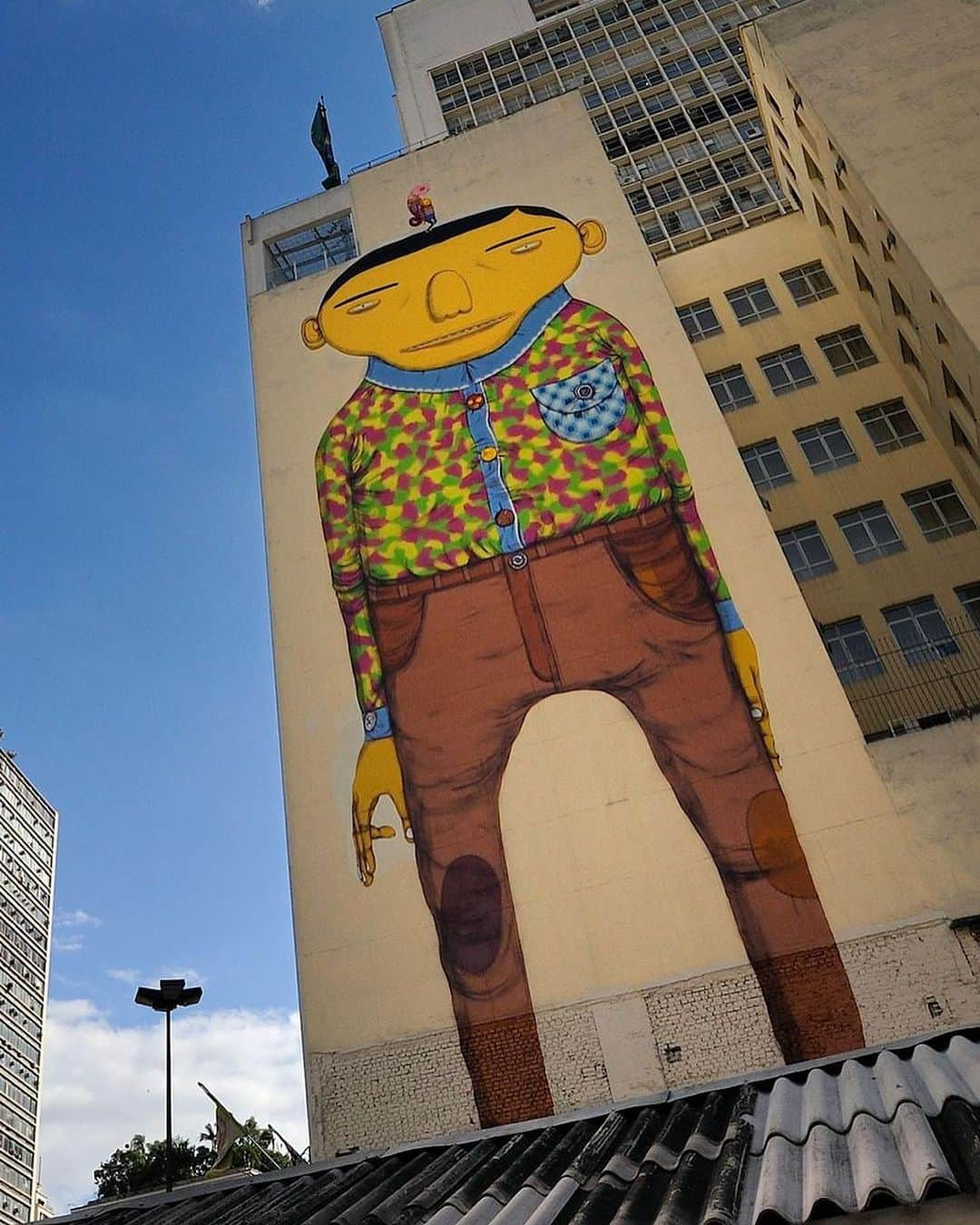 osgemeosさんのインスタグラム写真 - (osgemeosInstagram)「Few years ago! Inflatable performance and giant mural paint in Anhangabaú São Paulo 2009!!  Em 2009 fizemos parte deste festival incrível com o grupo performático @plasticiensvolants a convite do @sescsp e do nosso querido @danilom 🙏✨Um grande exemplo de humanidade. Obrigado por tudo, uma grande perda pra cultura brasileira! Nossos sentimentos a família!  Photo by: @lostart」10月30日 22時56分 - osgemeos