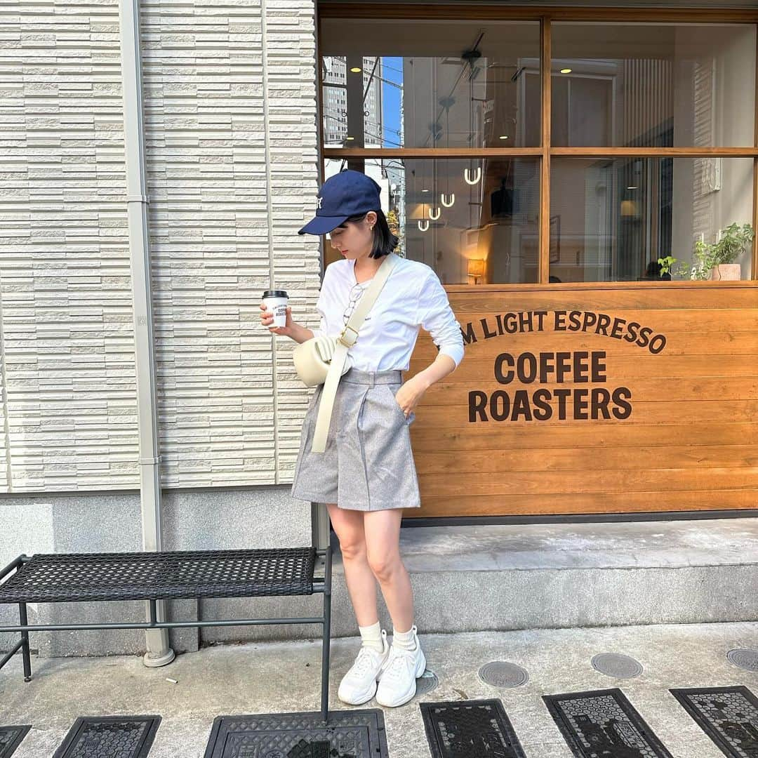 立澤香奈のインスタグラム：「この間のカフェ活コーデ☕️ GUのハーフパンツ 形可愛くてヘビロテしてる🥹 Tシャツくしゃくしゃなのはご愛嬌で😂🤫 #プチプラコーデ#GUコーデ#GU#ハーフパンツコーデ #代々木カフェ」