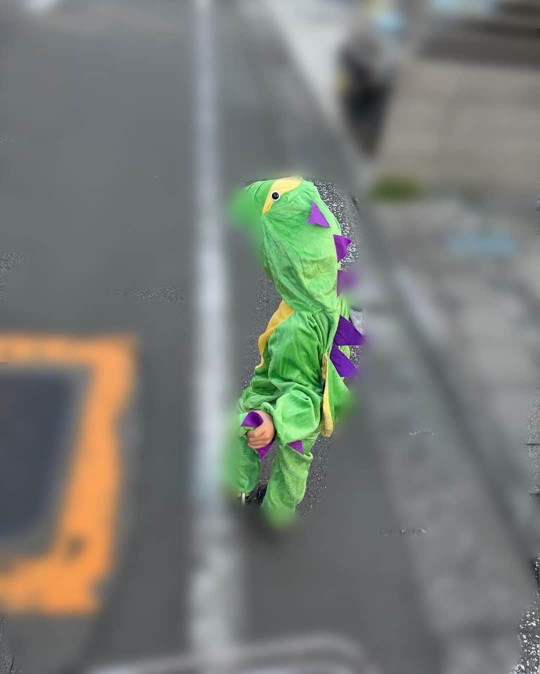 魚住咲恵さんのインスタグラム写真 - (魚住咲恵Instagram)「すんごいワチャワチャ‼️ 次男がハロウィンイベントに参加し、“Trick or Treat” と街を練り歩いてきたそう。幼稚園のお友達とみんなでオヤツを大量に頂き、楽しませて頂いたようです。ご協力くださった商店街の皆様、ありがとうございます😊 その間に…長男をお迎えに行き、咳が長引いているので、小児科まで身軽に行かせて頂き🤣　有難い限り‼️ でも、お兄ちゃんにオヤツが無いのは可哀想なので、お兄ちゃんはママからどうぞ。自分で選べて、最高やん😆  数年前に長男が着た恐竜🦖を使い回して次男に着せたら、あまりに似合いすぎて、笑いしか出ませんでした。 ずっと着てて欲しいww 怒れない🤣  #魚住咲恵」10月30日 22時58分 - sakie_uozumi.official