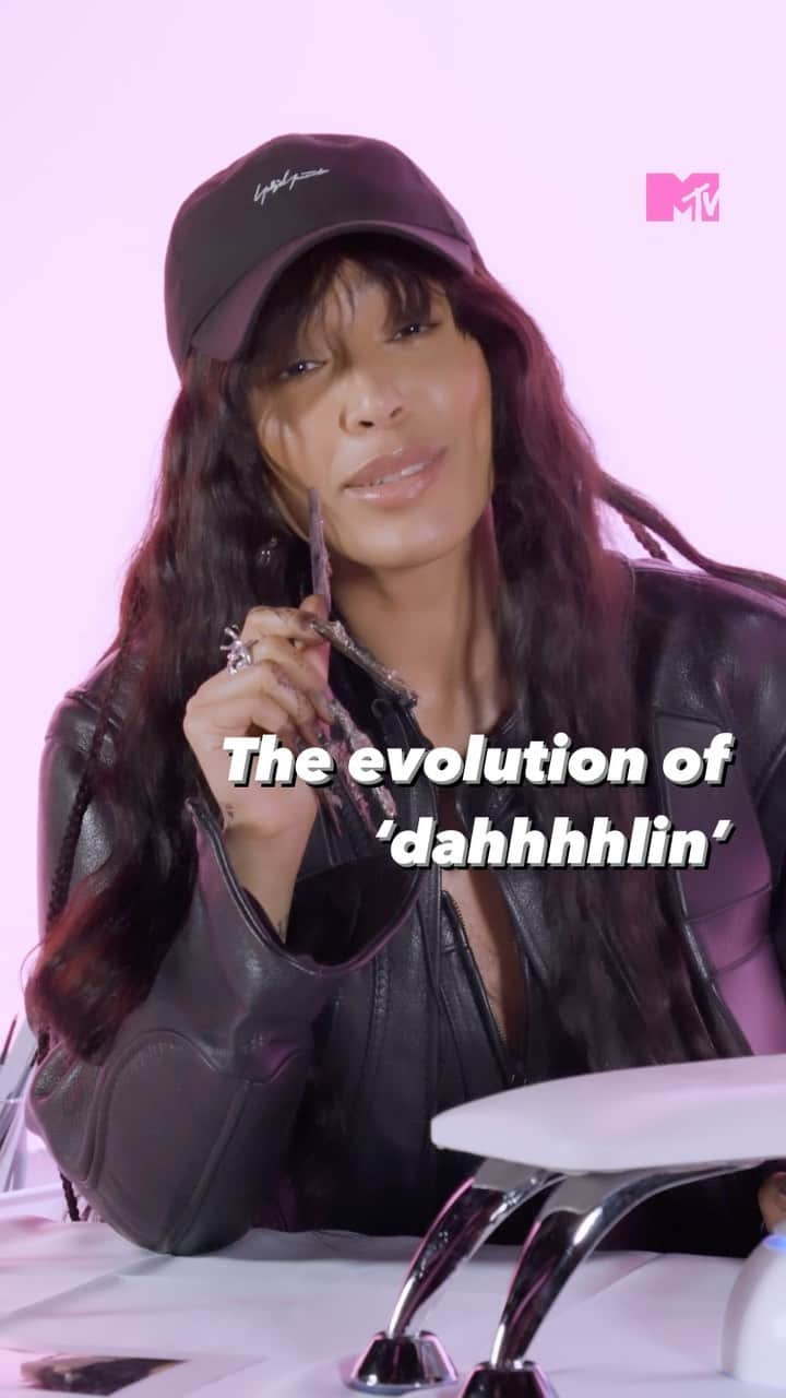 ロリーンのインスタグラム：「We challenged @loreenofficial to recreate her ICONIC Eurovision nails and we just HAD TO ask her about where ‘dahlin’ came from 💅   Check out the full video on our YouTube @MTVUK 📹  #loreen #eurovision #nailart #celebritynailsalon #mtvmusic」