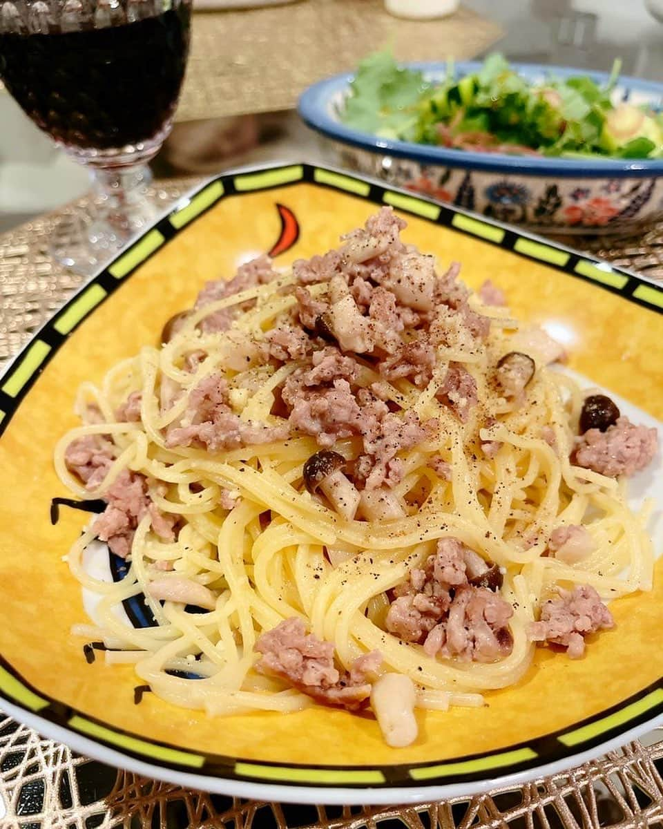 トムセン陽子さんのインスタグラム写真 - (トムセン陽子Instagram)「「しめじと豚ひき肉パスタ」  彩り良くない＆盛り付けもイマイチなんだけど、テキトーに作ったパスタがあまりにも美味しくてビックリ🫢  コンソメベース、オレガノとパルメザンチーズが隠し味。  「え～しめじ、やだなぁ」と言っていた娘も、即完食✌️  大・成・功😎💕  レシピ聞きたい方（と言ってもレシピと呼べるほどのものでもないけど）、コメントください笑🍀  #今夜のトミーシェフ #パスタ」10月30日 23時00分 - yokothomsen