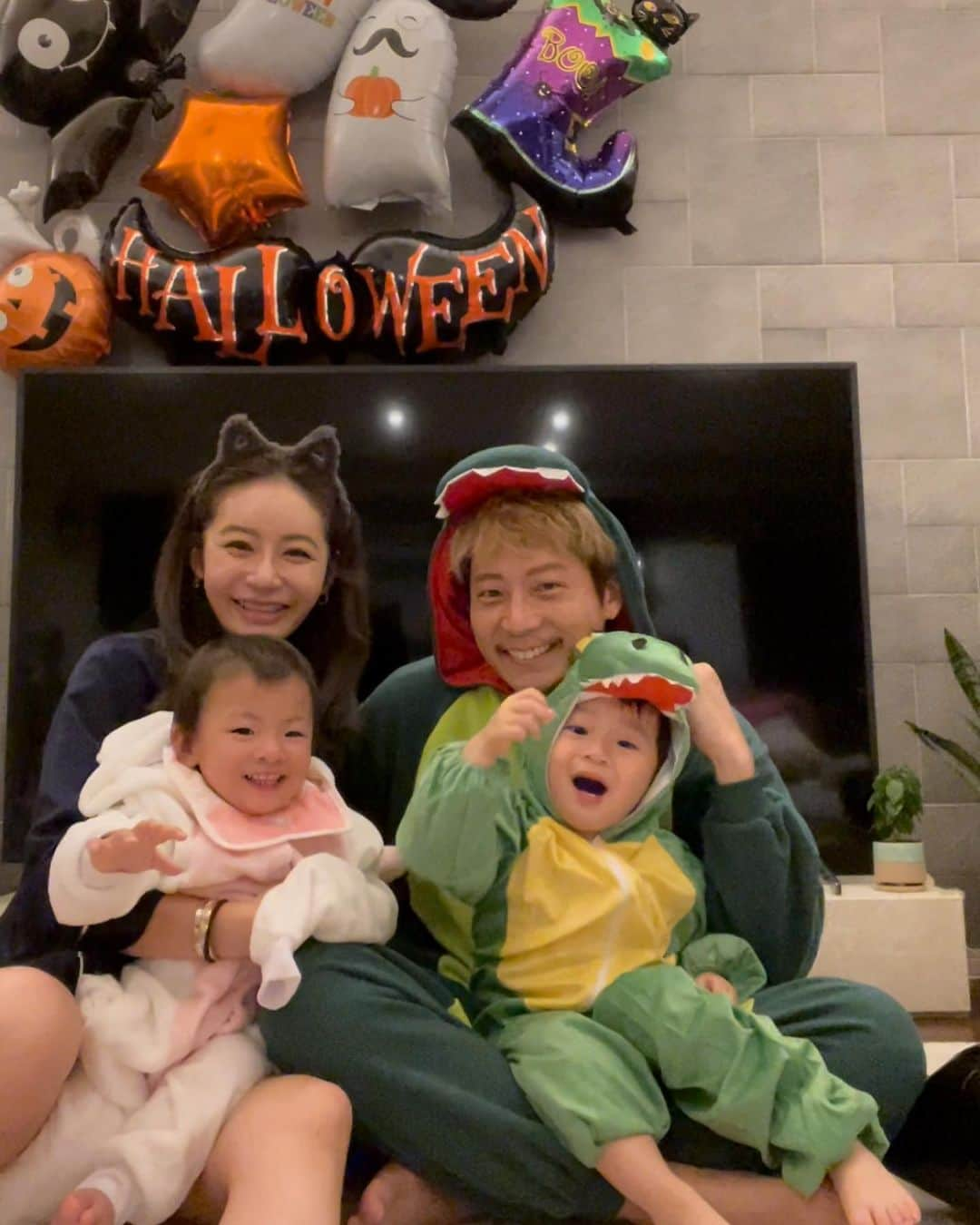 Reikaのインスタグラム：「2021 2years ago Halloween 初出し🥹  結婚する前だったので投稿してなかったハロウィン🎃👻 バブみがすごい🥹🥹 ハナちゃんまだ１歳でゆうじゃんも２歳だもんな〜👶 一生懸命パパがバルーン🎈膨らませて飾り付けしてたのも懐かしい👻  って昨日懐かしい写真を見返してたら啓司パパと2人で涙😂  時間を大切ににしないとですね🥺  #黒木家 #家族ハロウィン」