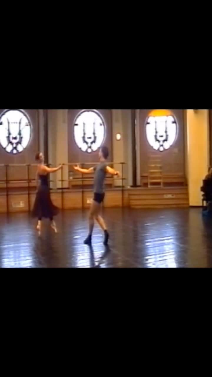 オーレリー・デュポンのインスタグラム：「Merveilleux travail sur « Sonatine » de George Balanchine avec l’unique Violette Verdy, créatrice du rôle avec Jean-Pierre Bonnefous en 1975. Répétition dans un studio de Garnier avec the one and only @manuel.legris et Viviane Descoutures. Musique Ravel au piano Elena Bonnay #sonatine #ravel #pasdedeux #ballet #balanchine #violetteverdy #onretourneauxsources」