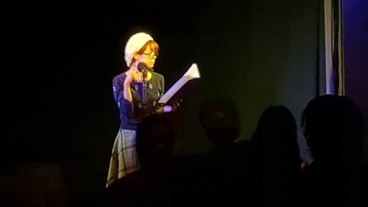 須賀由美子さんのインスタグラム写真 - (須賀由美子Instagram)「#劇場の魔法 #朗読劇 無事終演しました！  足を運んでくださった皆様、 スタッフ、共演者の皆様、 この度は本当に ありがとうございました。  演出・脚本の福島おりねさんの作品を読んだ時、 オムニバスなので このお話を全部を一つにつなげたらどうなるかな？と ワクワクしながら、 その一端を担えることの嬉しさと緊張でいっぱいでした。  そして二日間、本当に素晴らしい声優陣、役者の皆様と一緒にステージに立てた事は本当に幸せでした。1人では想像していなかった世界を、みんなの声で作っていくんだなぁと思いました。まるでリレーのよう。 私はバトンを落とさないよう必死で走るしかありませんでした。相当緊張もして、苦しく、でも楽しくて、、、。  さらにはそれを受け取ってくださるお客様から温かいお言葉をもらえたりしたのは、 まるで人生のプレゼントを 頂けたような、、、 魔法の時間のようでした。  当てがきで書いていただいた 作品も含め、喜怒哀楽の詰まった作品一つ一つが自分の心の一部になったようです。  ちなみに2日間、それぞれ三公演で、 大体1公演で11.12作品を1人もしくは2人で 読んでいきます。 私は1日7本ずつ、合わせて14本読みました。  ※今日だけアドリブ オーディションに臨む新人女優 ※噂の階段 ちょっと天然な作家のミステリー ※父の指定席 初舞台の新人女優と父の物語 ※プレゼントはあとで 劇場に潜む2匹のネズミの物語  この4作品を担当しました。  どの作品もとても登場人物が 可愛らしくて、一生懸命で、感情移入できました。  こうして舞台が終わってもなお、 物語のキャラクターが私の一部になり 寄りそってくれている気がします。  その思いが少しでも皆様に届いてくれていたら良いなぁと思います。  これからも一歩一歩。 また皆様とご一緒できますように！ ステージに立てますように。 本当にありがとうございました。 心からの感謝を込めて。  ありがとうございました！」10月30日 23時11分 - tottiyumi