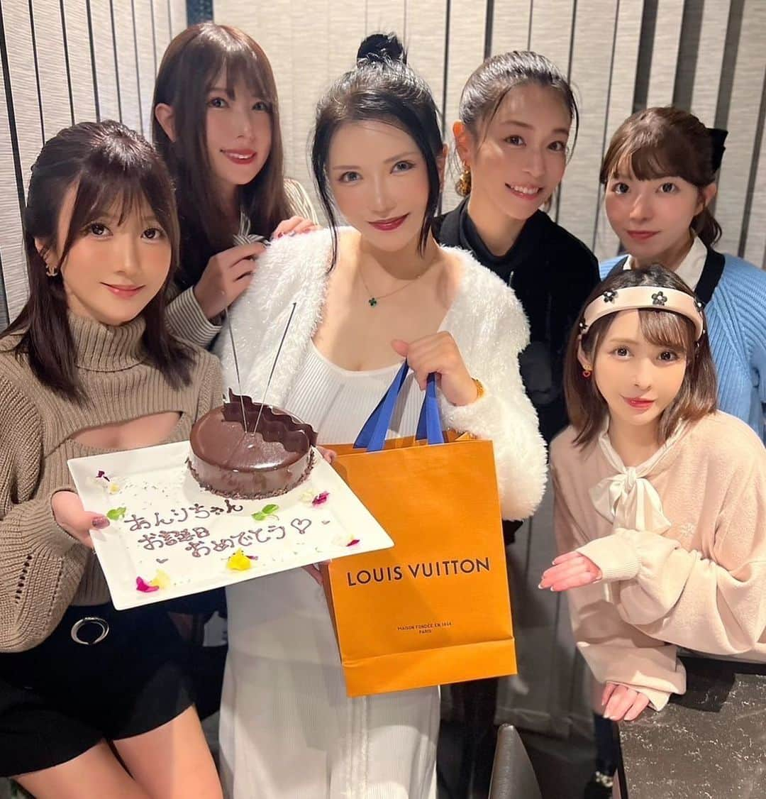 大槻ひびきさんのインスタグラム写真 - (大槻ひびきInstagram)「杏梨ちゃん❤️ Happy Birthday🥰 みんなでお祝いしたの！  新進気鋭でお肉食べた✨ またみんなで集まれて嬉しい！ プレゼント気に入って貰えるといいな☺️  音楽も美術も多彩な杏梨ちゃん 何でも完璧で本当すごい✨ BLACK DIAMONDも 応援してるよー！！🥰」10月30日 23時04分 - yanhibi0221