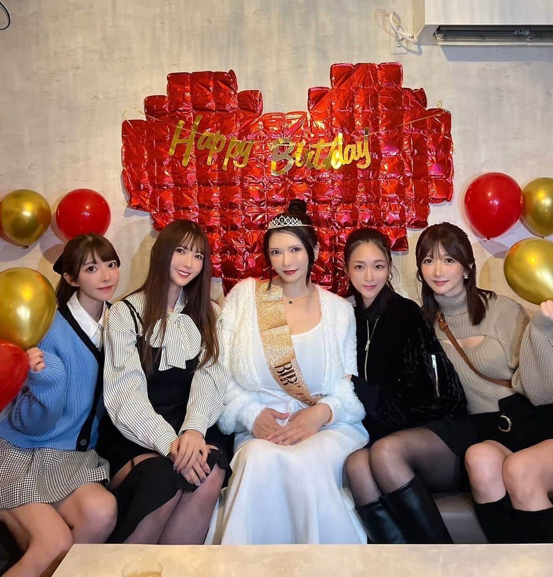 大槻ひびきのインスタグラム：「杏梨ちゃん❤️ Happy Birthday🥰 みんなでお祝いしたの！  新進気鋭でお肉食べた✨ またみんなで集まれて嬉しい！ プレゼント気に入って貰えるといいな☺️  音楽も美術も多彩な杏梨ちゃん 何でも完璧で本当すごい✨ BLACK DIAMONDも 応援してるよー！！🥰」