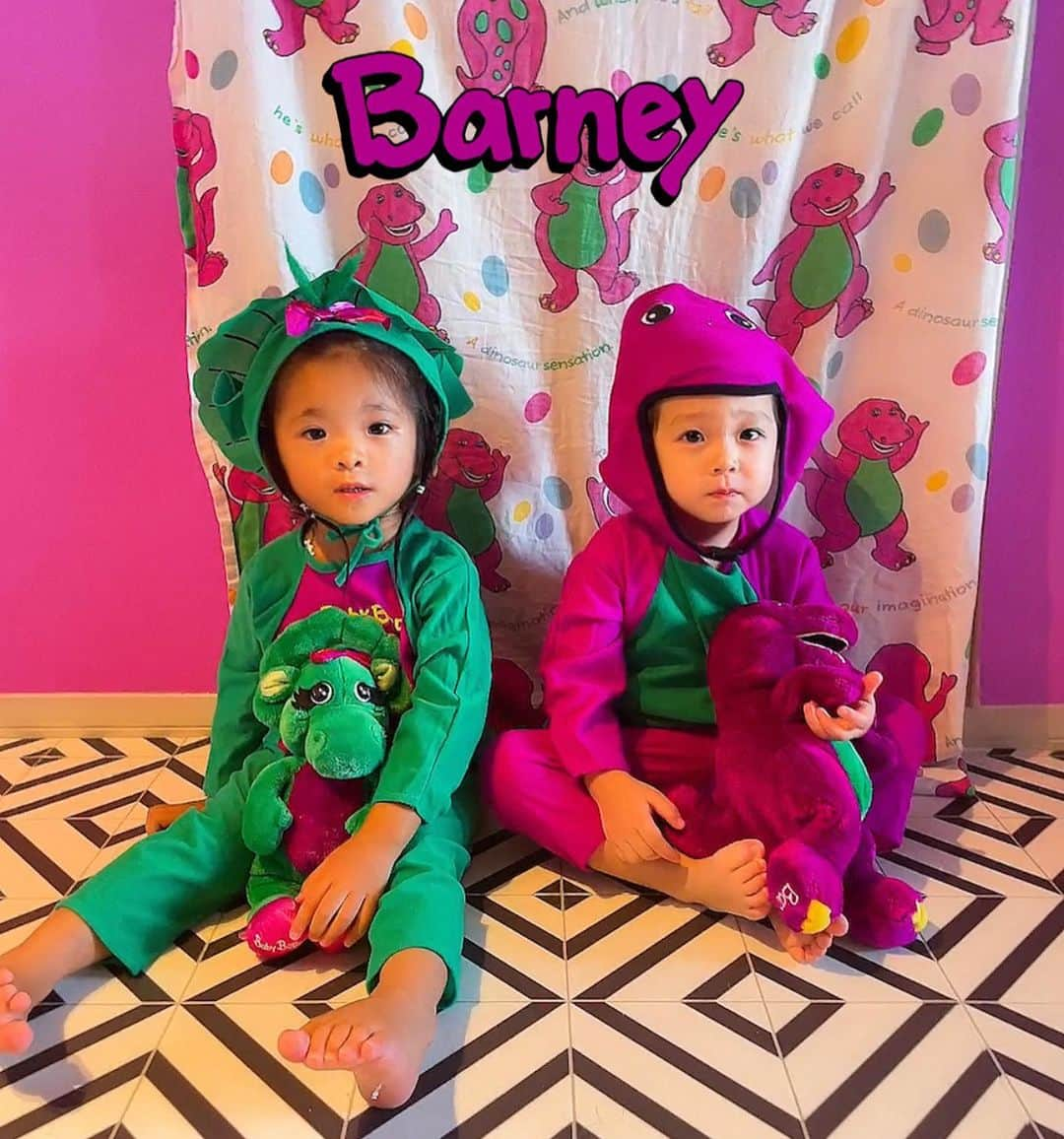 miniのインスタグラム：「Happy Halloween💜💚 Barney🦖💜💜& BabyBop🥦💚 @musukochanenglish   #barney #babybop #barneyhalloween #barneycostume #barneycosplay #vintagekids #halloween #happyhalloween #ハロウィン #バーニー #バーニーコスプレ #3歳」