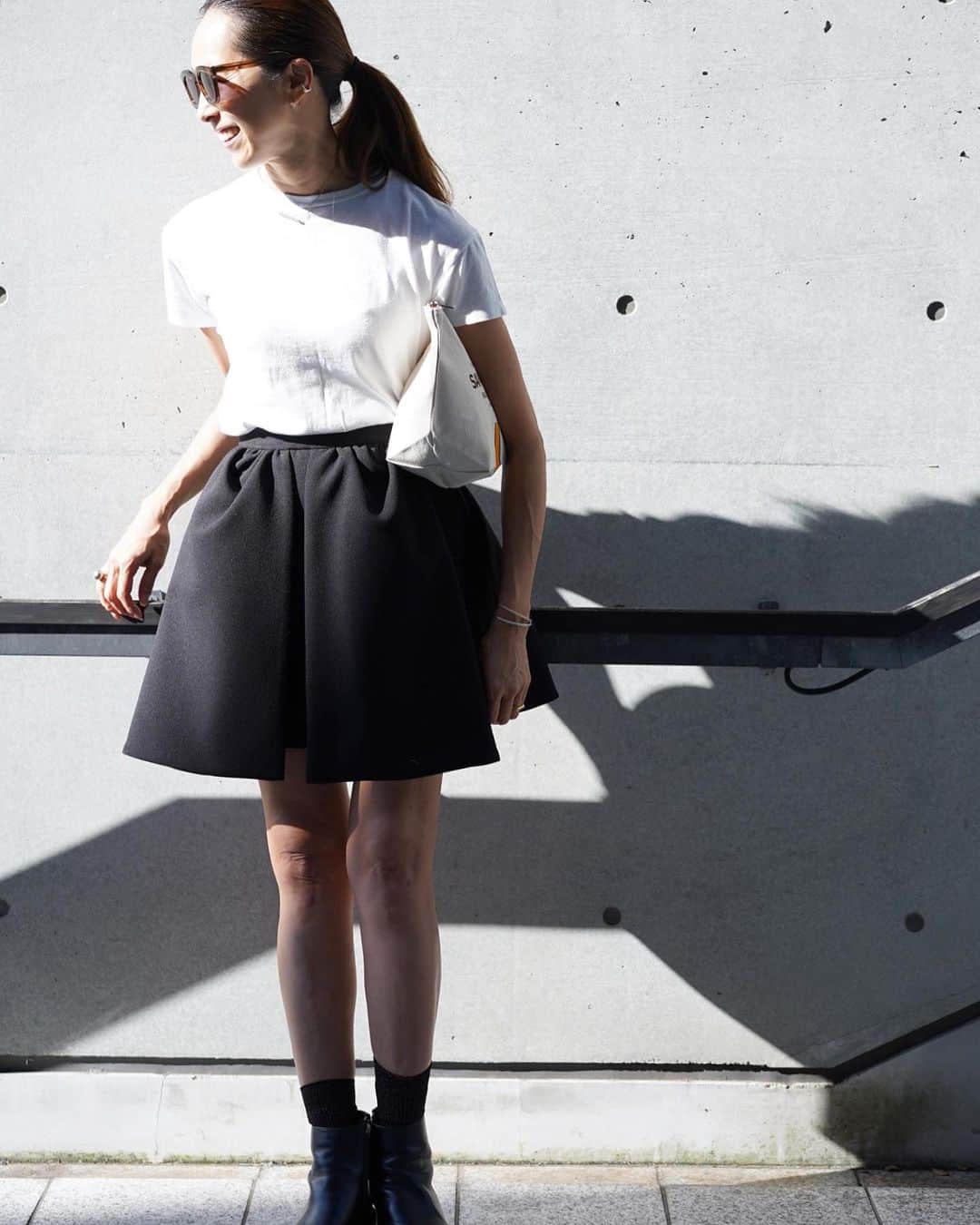 山城葉子さんのインスタグラム写真 - (山城葉子Instagram)「. 珍しくミニのスカートに挑戦してみました。 @pachman.official  ボックスプリーツのスカートは存在感がすごい。  タイツなしではくのはなかなか勇気いるけど 甘くなり過ぎないように白Tにブーツとジャケットで合わせました🖤🤍  📷 @sachi___414」10月30日 23時05分 - yokoyamashiro