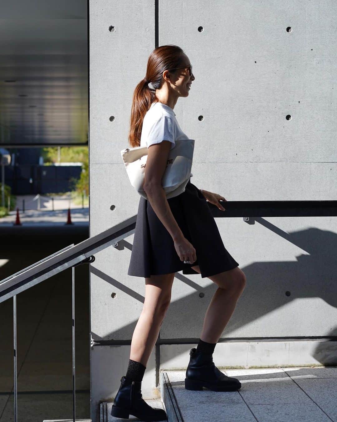 山城葉子さんのインスタグラム写真 - (山城葉子Instagram)「. 珍しくミニのスカートに挑戦してみました。 @pachman.official  ボックスプリーツのスカートは存在感がすごい。  タイツなしではくのはなかなか勇気いるけど 甘くなり過ぎないように白Tにブーツとジャケットで合わせました🖤🤍  📷 @sachi___414」10月30日 23時05分 - yokoyamashiro