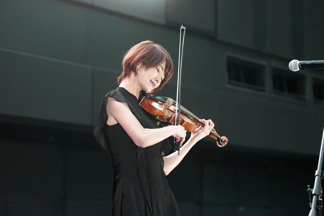 AYASAのインスタグラム：「🎻 新宿住友ビル三角広場にて開催された Bordeaux Wine Festivalに 出演させていただきました🍷 (2023.10.13)  ワインやお食事を楽しみながら演奏を聴いていただくというとても優雅な空間🍷✨ 平日にも関わらず昼間も夜もそれぞれに駆けつけて下さった皆様、遭遇して下さった皆様ありがとうございました🥰 ・ ・ #bordeauxwinefestival #新宿住友ビル三角広場  #Ayasa #バヨリン弾き #violinist #violin #5弦バイオリン #gliga」