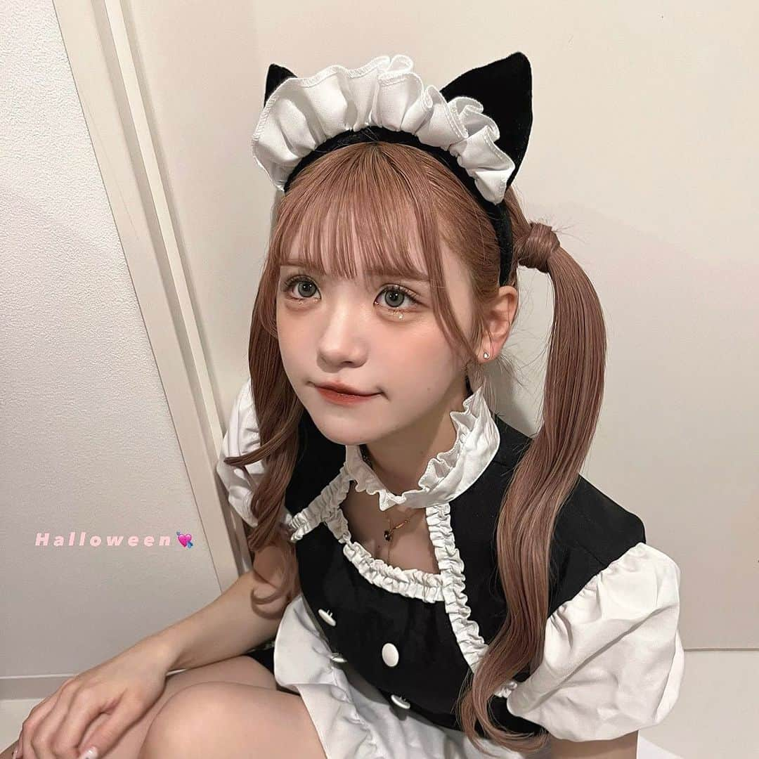 砂糖華のインスタグラム：「H a l l o w e e n 🐈‍⬛🎀 ‪　　　　　‬ 猫のメイドさんになったよฅ'' ‪　　　　　‬ ちゃんとしたコスプレ初めてかも❔💘 どうかな ! 🥹 ‪　　　　　‬ とりあえず髪色が最高すぎる、т т ‪　　　　　‬ ‪　　　　　‬ #Halloween #ハロウィンコスプレ #ハロウィン #happyhalloween #メイド服 #猫耳 #カチューシャ」