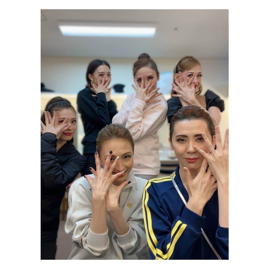 緒月遠麻さんのインスタグラム写真 - (緒月遠麻Instagram)「❄︎  雪ポーズ正しいの教えて！！笑  東京千秋楽みんな元気に迎えられました！  ありがとうございました😊  久しぶりの男役はなかなかドキドキでしたが 毎日 舞台上、袖、楽屋、全てが楽しかったです。  こんな 贅沢な時間に感謝。  大阪公演も楽しみます！！  東京公演で卒業の だいもんは さみしくて 朝から センチメンタルになってました。  #雪組ポーズ #雪組 #100周年  #おセンチメンタルだいもん」10月30日 23時07分 - toma_ozuki