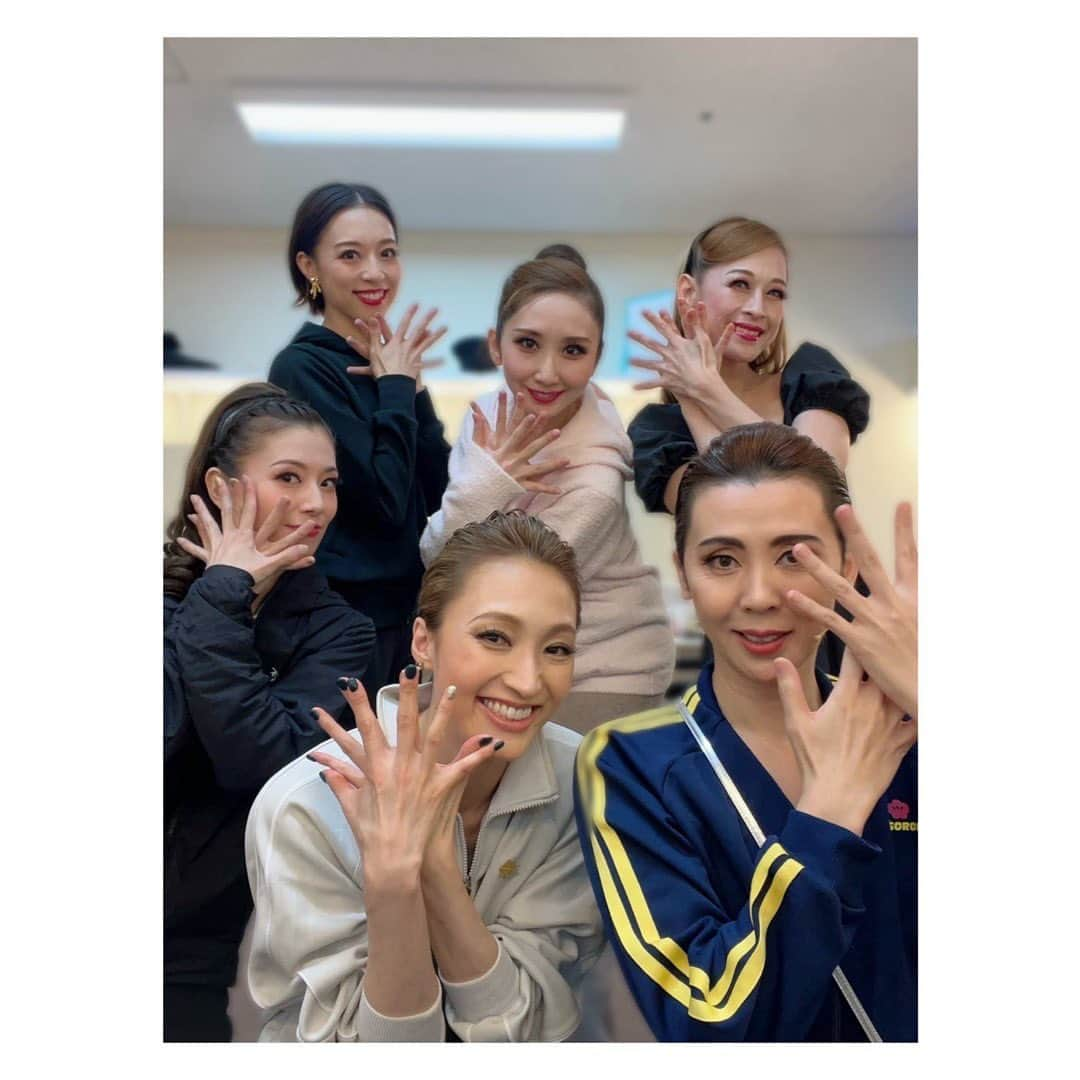 緒月遠麻さんのインスタグラム写真 - (緒月遠麻Instagram)「❄︎  雪ポーズ正しいの教えて！！笑  東京千秋楽みんな元気に迎えられました！  ありがとうございました😊  久しぶりの男役はなかなかドキドキでしたが 毎日 舞台上、袖、楽屋、全てが楽しかったです。  こんな 贅沢な時間に感謝。  大阪公演も楽しみます！！  東京公演で卒業の だいもんは さみしくて 朝から センチメンタルになってました。  #雪組ポーズ #雪組 #100周年  #おセンチメンタルだいもん」10月30日 23時07分 - toma_ozuki