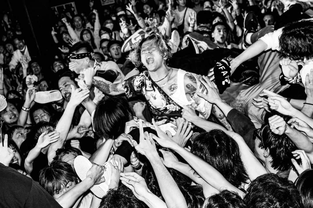 降谷建志のインスタグラム：「The Ravens Scarecrows Tour Final 恵比寿 LIQUIDROOM  近道せずに丁寧に、本当に誠実に平凡な日々を積み重ねて、やっと辿り着いた僕らの劇的な瞬間が嘘の様に終わってしまった。 もうぎゅうぎゅうのバンドワゴンでライブハウスに向かう事も、誰かの声や表情に縋り付き救われる事も、恥じらい無く子供の様に喜怒哀楽を吐露する事も出来なくなっちゃった。音楽の魔法が解けて、息苦しくて臆病で退屈で無様な自分に戻っちゃった。 だから無様な自分のままで楽器を弾いて曲を作ろう。また誰かに必要としてもらえる様に  来年4月から5月末までThe Ravensは再び全国ツアーをするよ。 もしも君がそれを望むのなら 何処でだって僕らと演奏会をしよう  ありがとう  @the_ravens5  @shot.row」