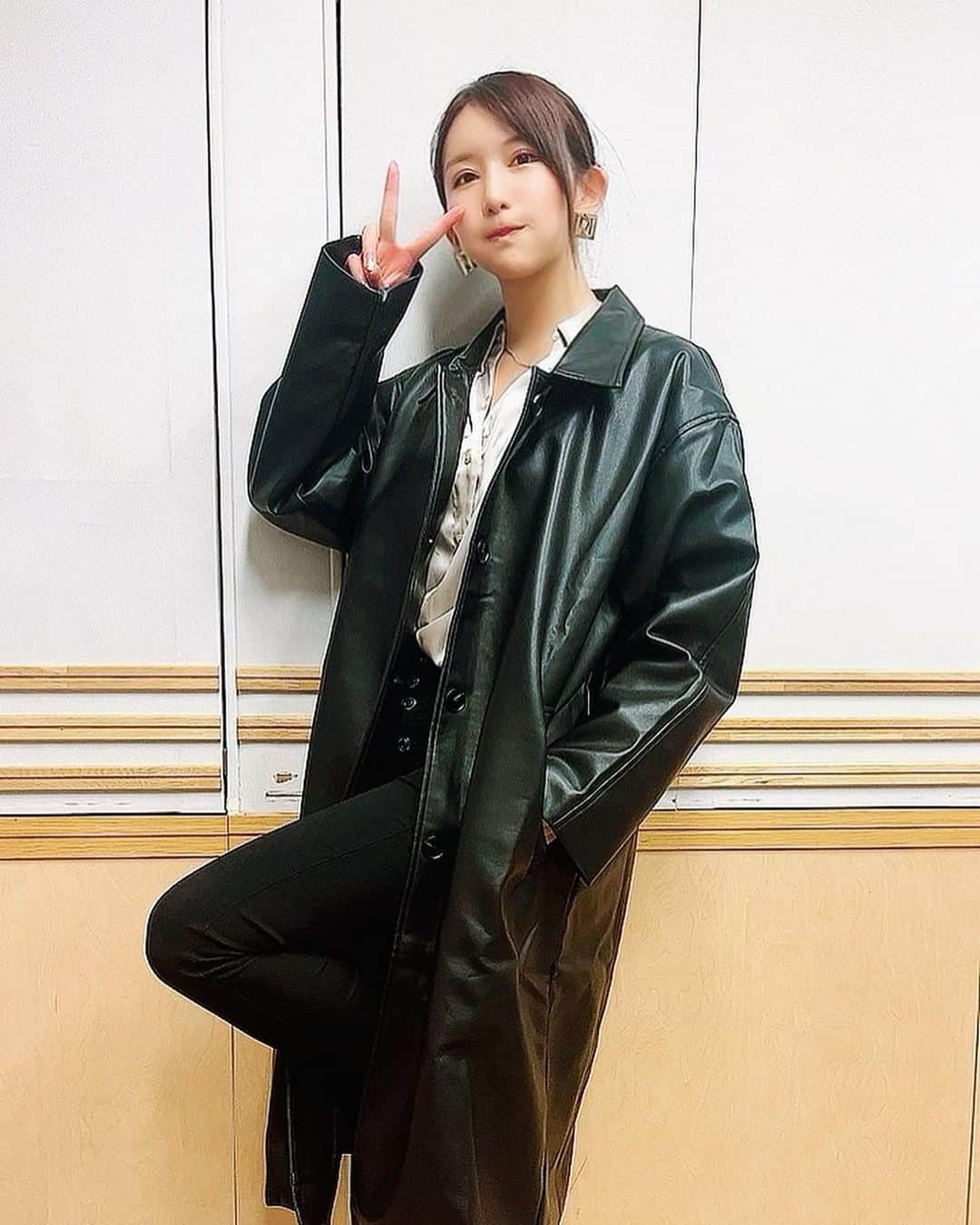 琴井ありささんのインスタグラム写真 - (琴井ありさInstagram)「最近黒の私服が多いことに気づいた🕶️  今日はラジオ収録でした〜！！ 今週もお便りありがとう☺️  まだまだお便りお待ちしております♪♪  ✉️宛先はこちら✉️ sakikoto@joqr.net  📻毎週火曜日21時から 『ラジオアミューズメントパーク〜咲村・琴井のグラトーク〜』  📡地上波5局ネット放送 秋田放送 ラジオ福島 和歌山放送 山陰放送 山口放送  その他地域はradikoプレミアムにて視聴可能♡  #fashionblog #instafashion #today #琴井ありさ #秋コーデ #黒コーデ」10月30日 23時10分 - arisa_kotoi