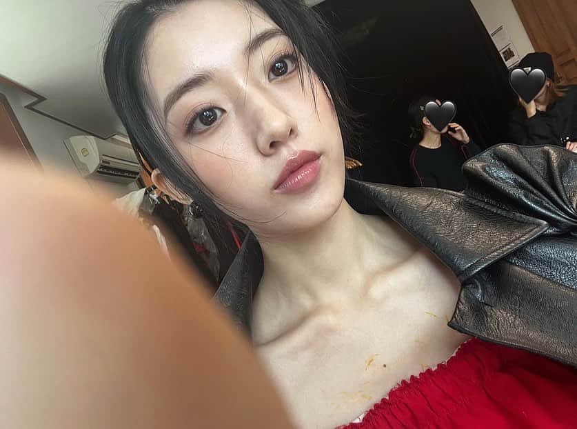 チョン・ダビンのインスタグラム：「Singles behind ✨🌌🍷💄」