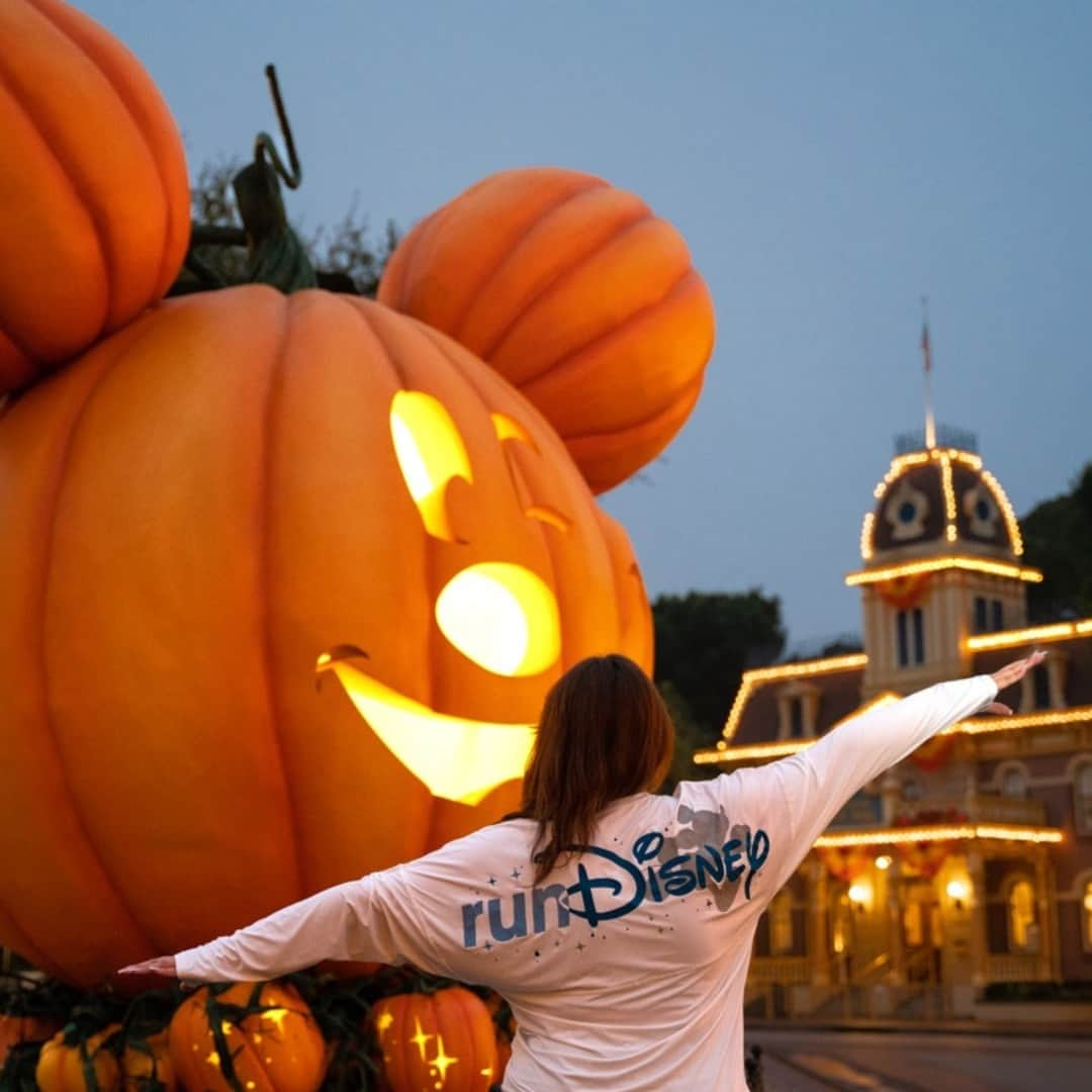 ディズニーランドさんのインスタグラム写真 - (ディズニーランドInstagram)「Trick or treat, here comes a new chilling feat! 👟The Disneyland Halloween Half Marathon Weekend joins the @rundisney season in 2024! Drop a 🎃 if you’ll be lacing up your shoes for this race.」10月30日 23時20分 - disneyland