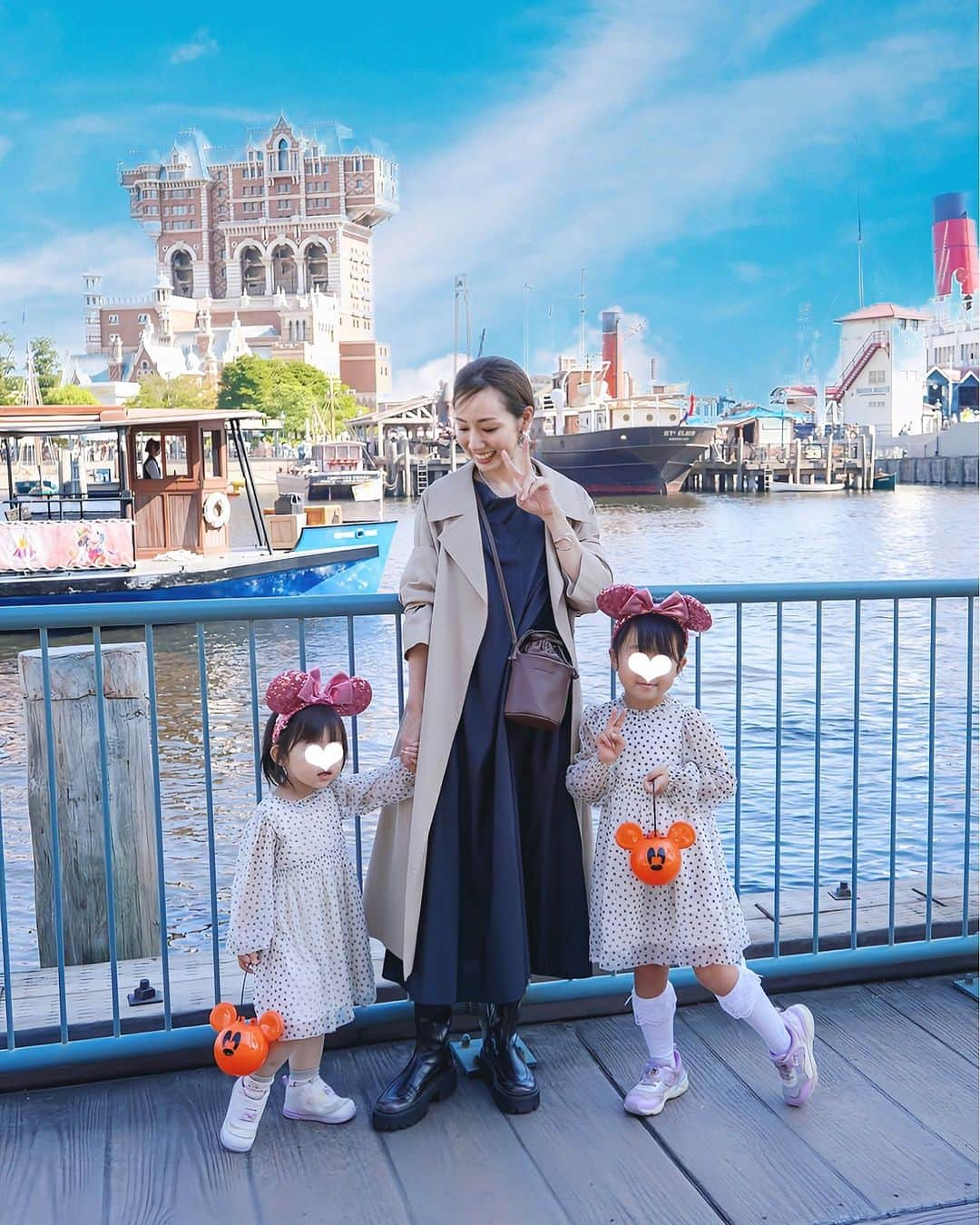 泉マリコのインスタグラム：「先日のディズニー旅🏰ランドの翌日はシーで遊び倒しました🚢✨ . 子供たちにとっては初めてのディズニーシー✨お揃のカチューシャとミッキーのランタンを装備して行ったよ🎃シーっぽさとハロウィンを意識した親子コーデなんですが、何となく伝わるでしょうか💭 . シーはランドより空いていた印象で、日中なら写真も撮りやすかったです👍次女が2歳6ヶ月で色々な乗り物に乗れたので、家族皆で8つのアトラクションを楽しめました🥰マーメイドラグーンは制覇！これは嬉しい💕 . ショーも昼のハロウィン、夜のビリーヴ！までしっかり観れて感動🥹✨長女は「楽しすぎた〜」そう🥰ディズニー2days親は疲れすぎたけど、子供たちが喜んでいたので全部吹き飛んだ。。 . あとやっぱりソアリンには未だに乗れてなくて、乗れる日は来るのだろうか⁉️この旅で学んだことは「課金も早めに」 . . #ディズニーコーデ #ディズニーハロウィン #ディズニー40周年 #親子コーデ #親子ディズニーコーデ #家族でディズニー #ハロウィンコーデ」