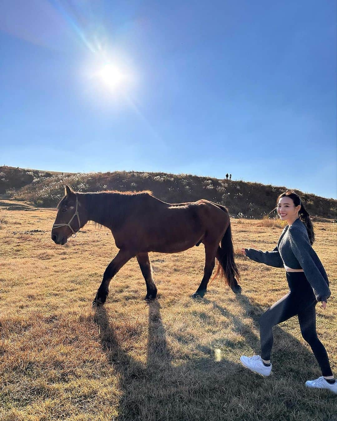 齊藤家澄さんのインスタグラム写真 - (齊藤家澄Instagram)「はじめてきた！ くまモン(●ﾟ(ｴ)ﾟ●)大自然🏔´-📸  りょうさん、ついきしゃんありがとうございます꒰ᐡɞ̴̶̷ ̫ ɞ̴̶̷⸝⸝꒱☀️☀️☀️  #海外みたいな  #阿蘇  #熊本  #🐴  #ちょっとラクダ🐫さんみたいな  #おうまさん  #馬  #horse  #おそろの馬のしっぽ  #うまちゃんに無視される✨  #うまちゃんになんだこいつっていわれた！  #そうです！わたしが変なおじさんです！  #かわいいかった🐴✊🏻🤎 ずっとこの曲頭からはなれられません> ̫ <;のでシェア」10月30日 23時13分 - kanchi_w