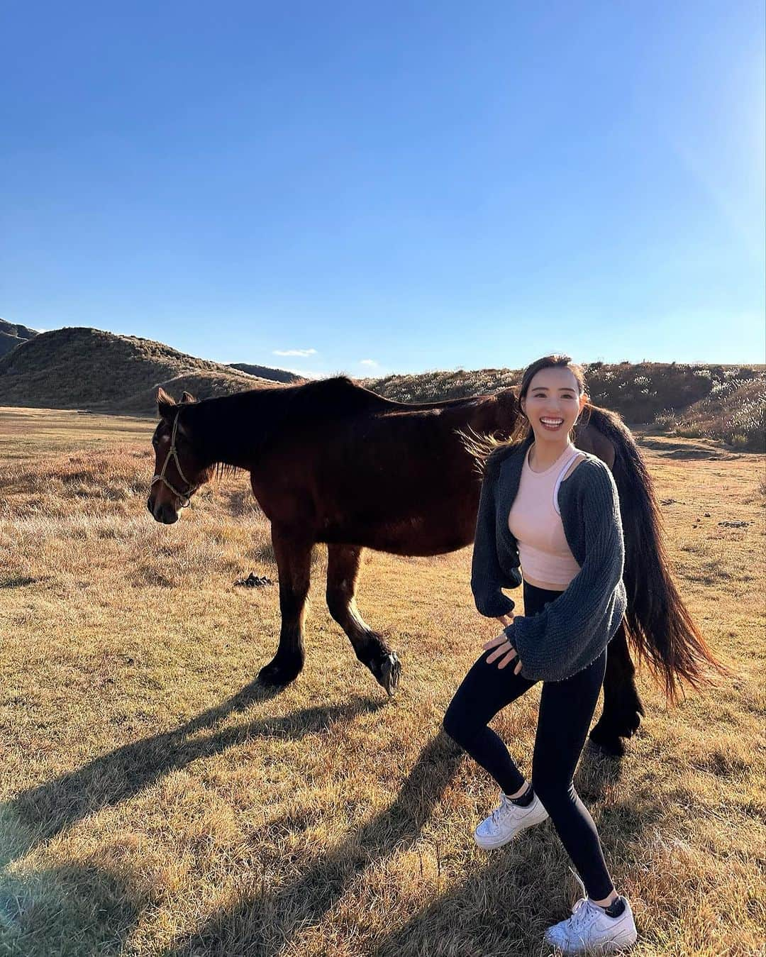 齊藤家澄のインスタグラム：「はじめてきた！ くまモン(●ﾟ(ｴ)ﾟ●)大自然🏔´-📸  りょうさん、ついきしゃんありがとうございます꒰ᐡɞ̴̶̷ ̫ ɞ̴̶̷⸝⸝꒱☀️☀️☀️  #海外みたいな  #阿蘇  #熊本  #🐴  #ちょっとラクダ🐫さんみたいな  #おうまさん  #馬  #horse  #おそろの馬のしっぽ  #うまちゃんに無視される✨  #うまちゃんになんだこいつっていわれた！  #そうです！わたしが変なおじさんです！  #かわいいかった🐴✊🏻🤎 ずっとこの曲頭からはなれられません> ̫ <;のでシェア」