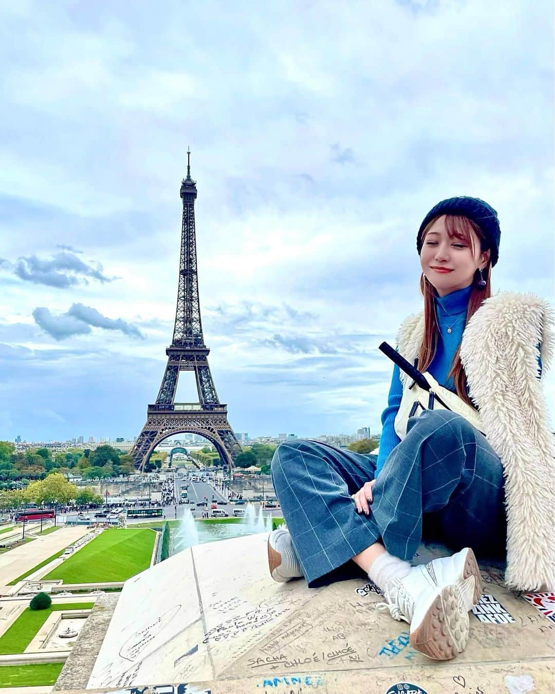 栗原里奈さんのインスタグラム写真 - (栗原里奈Instagram)「✴︎ パリ観光もしっかりしてきました。 10年ぶりの🇫🇷！ 街並みは素敵すぎてただ歩いてるだけでも楽しかった〜 トロカデロ広場は絶好のフォトスポットでした📷  今回のために360℃カメラを新調しまして、不慣れながら撮ってみました。もっと上手く面白く撮りたいんですけどね〜  まだまだ🇫🇷🇪🇸投稿お付き合いください😂  #パリ#フランス#エッフェル塔#トロカデロ広場#セーヌ川#360度カメラ #女子旅#ヨーロッパ#パリジェンヌ #paris#latoreiffel#placedutertretrocadero #laseine#France#girlstrip#360camera」10月30日 23時15分 - rina__kurihara