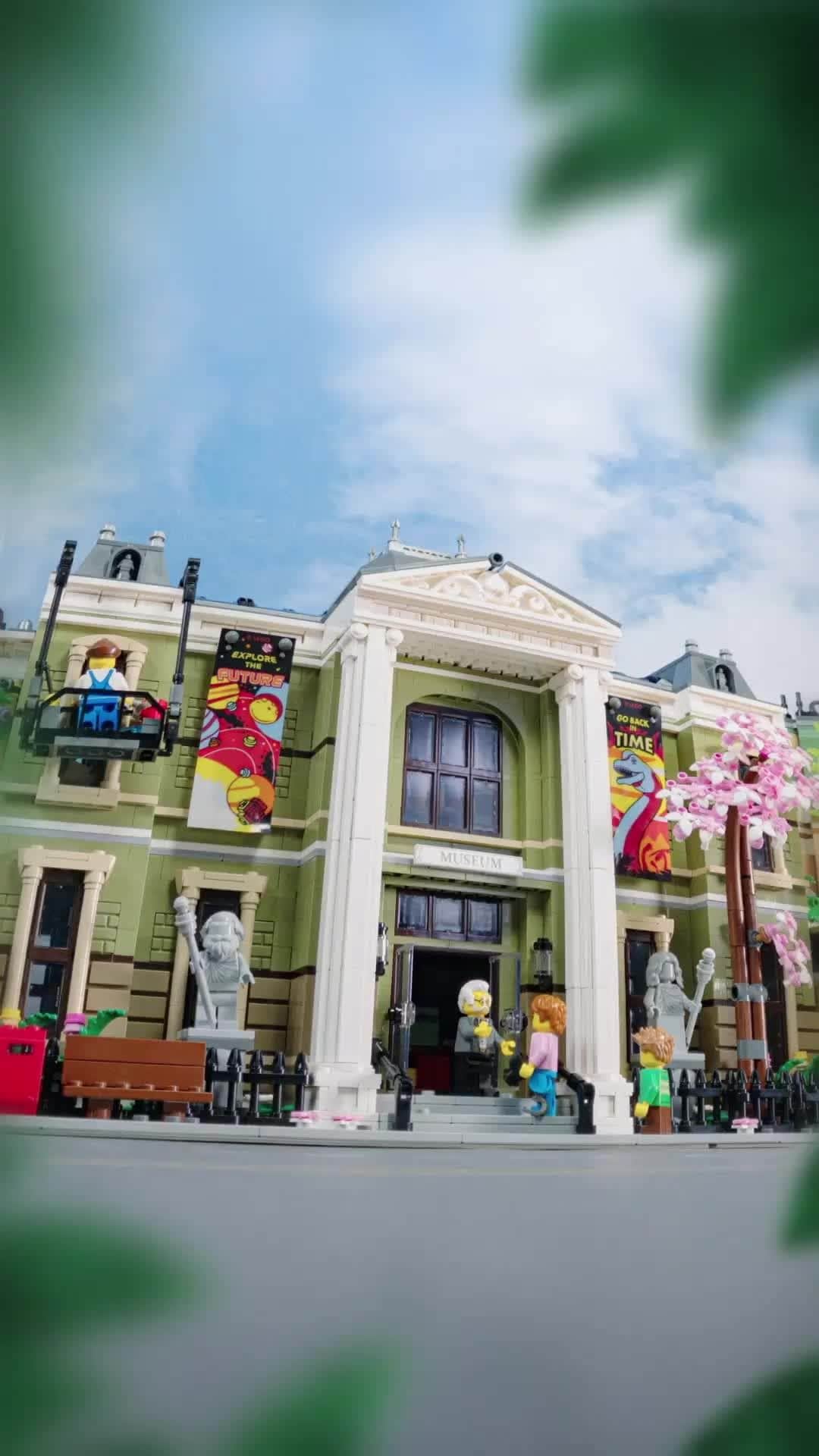 のインスタグラム：「Are you a collector too? The new Natural History Museum’s remarkable collection of historical artefacts and fascinating treasures is irresistible to all collectors, dogs included.」