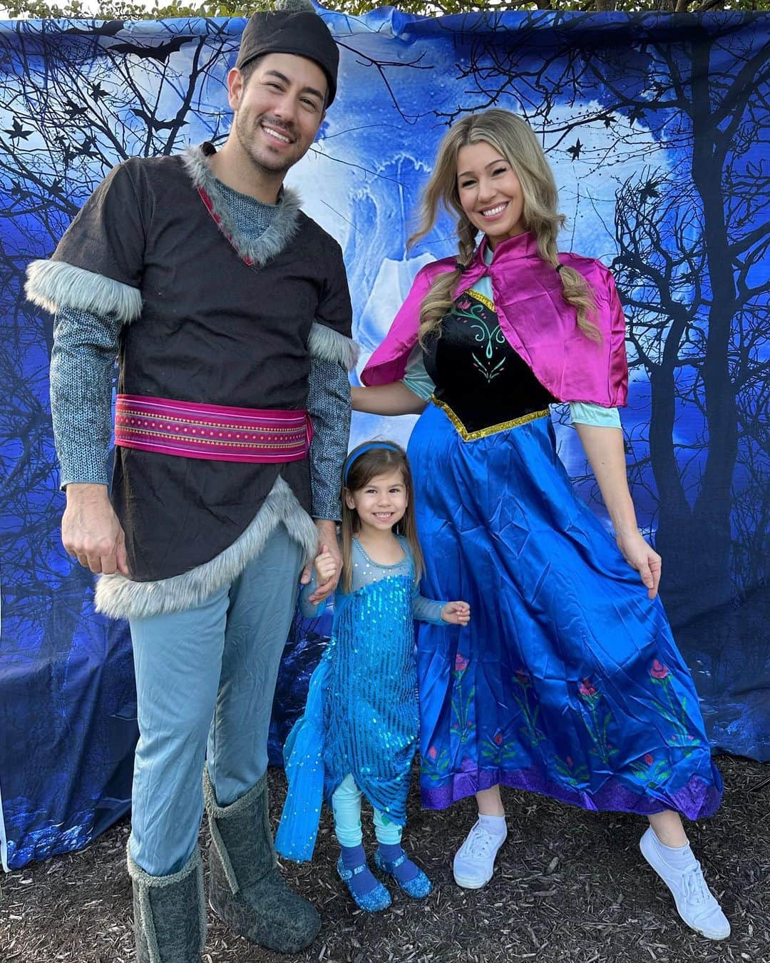 アンナ・ニコル・スミスさんのインスタグラム写真 - (アンナ・ニコル・スミスInstagram)「Happy Halloween from Queen Elsa, Princess Anna, Kristoff, Baby Olaf, and Sven!! ❄️🎃 (Rigatoni has on the reindeer ears in the first pic 😂❤️)  #halloween #frozen #happyhalloween」10月30日 23時17分 - annavictoria