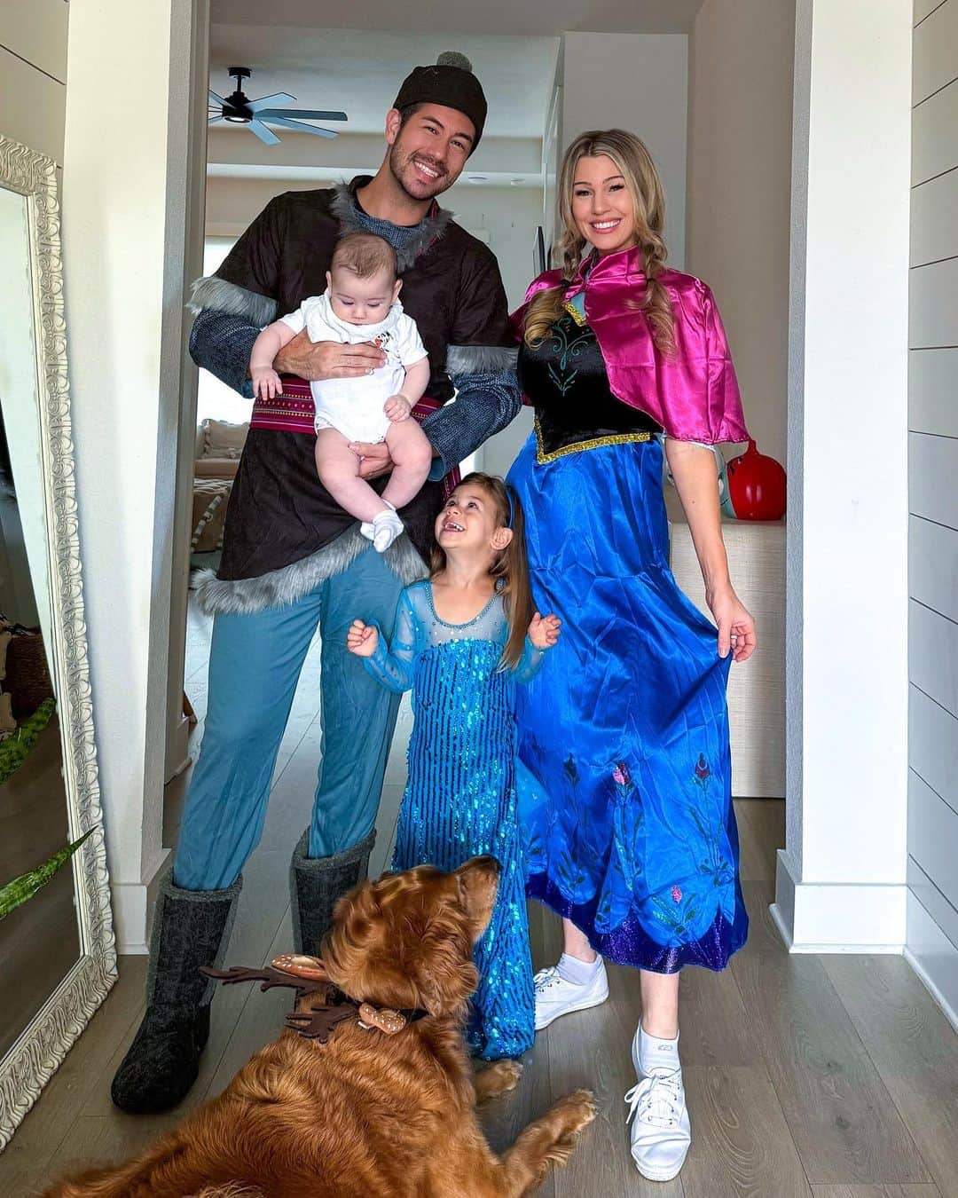 アンナ・ニコル・スミスのインスタグラム：「Happy Halloween from Queen Elsa, Princess Anna, Kristoff, Baby Olaf, and Sven!! ❄️🎃 (Rigatoni has on the reindeer ears in the first pic 😂❤️)  #halloween #frozen #happyhalloween」