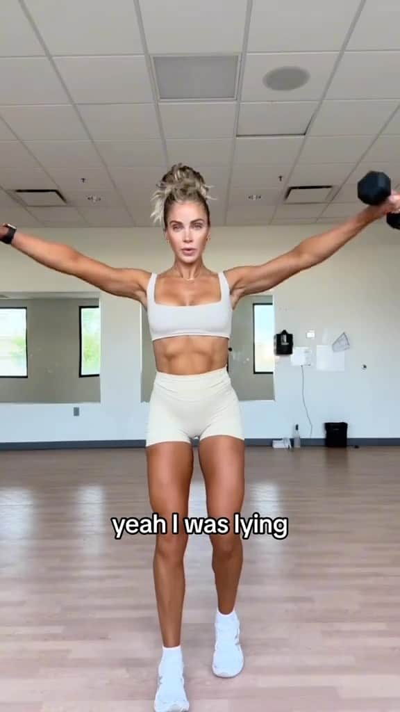 Cara Van Brocklinのインスタグラム：「@theburnapp baby 🔥🔥🔥🔥! I’m currently doing the in gym muscle builder program, what about you?! And who signed up for the transformation challenge?」