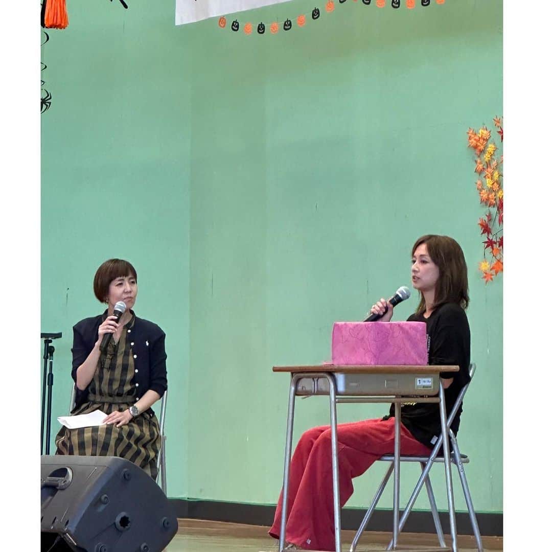 伴都美子さんのインスタグラム写真 - (伴都美子Instagram)「✔️ ⁡ 先日 熊本県立湧心館高等学校で催された学園祭に 参加させていただきました。 ⁡ 体育館の壇上に立つのはいつぶりでしょうか。 ⁡ 教員の方々と生徒の皆さんに 温かく迎えていただきました。  当時の自分を思い出したり、 今に至るまでを思い返したり、 ほんのひと時タイムスリップした気分を味わえました。 ⁡  帰り際に声をかけてくれた青年よ、 トイレには間に合ったかい⁈笑 ⁡  謝辞を伝えてくれた優くん、 ありがとねー！ ⁡ ⁡みなさんありがとうございました！！ ⁡  #伴都美子  #doasinfinity  #久しぶりの #学園祭」10月30日 23時21分 - van._doasinfinity