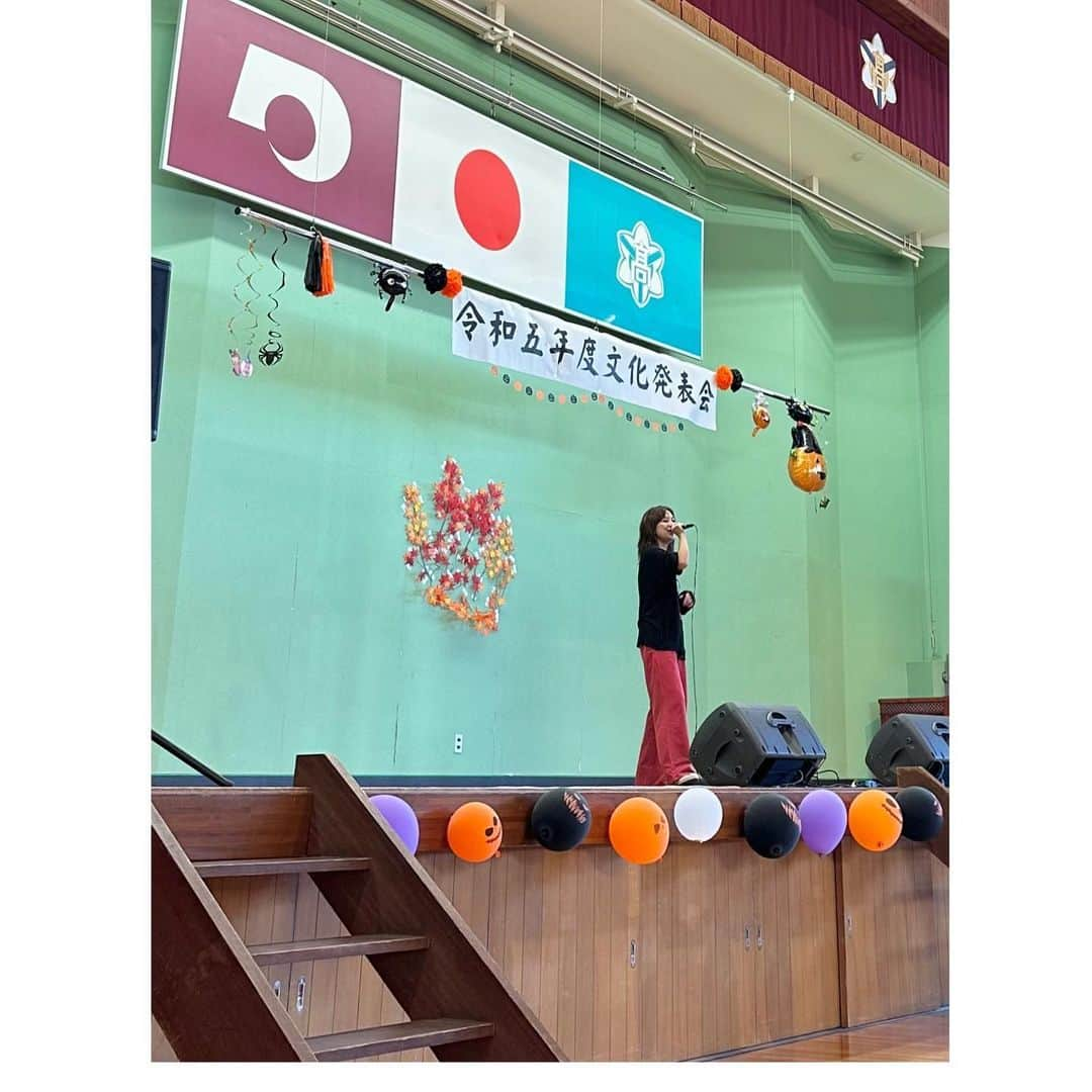 伴都美子のインスタグラム：「✔️ ⁡ 先日 熊本県立湧心館高等学校で催された学園祭に 参加させていただきました。 ⁡ 体育館の壇上に立つのはいつぶりでしょうか。 ⁡ 教員の方々と生徒の皆さんに 温かく迎えていただきました。  当時の自分を思い出したり、 今に至るまでを思い返したり、 ほんのひと時タイムスリップした気分を味わえました。 ⁡  帰り際に声をかけてくれた青年よ、 トイレには間に合ったかい⁈笑 ⁡  謝辞を伝えてくれた優くん、 ありがとねー！ ⁡ ⁡みなさんありがとうございました！！ ⁡  #伴都美子  #doasinfinity  #久しぶりの #学園祭」