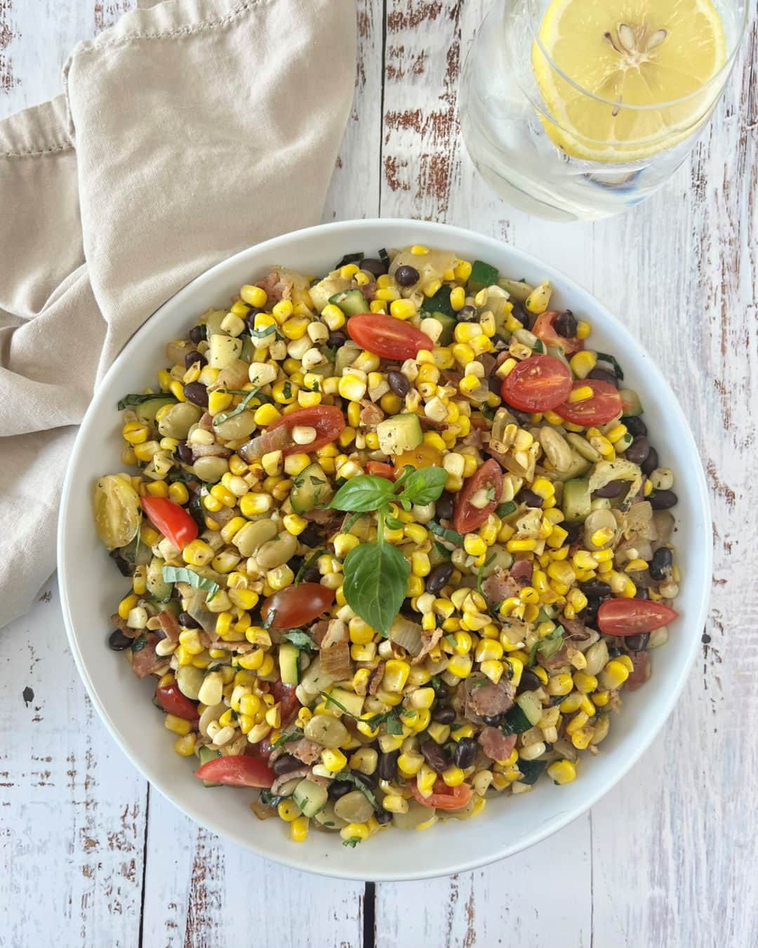 Food Republicのインスタグラム：「Classic Bacony Succotash Recipe  This bacony succotash recipe is made with zucchini, a vegetable famed for producing summertime surplus, along with fresh herbs, lemon zest, and bacon.  Recipe developed in collaboration with @julianneskitchen.ca   Prep Time: 15 minutes  Cook Time: 11 minutes  Servings: 8 servings  Ingredients: - 2 tablespoons olive oil - 5 slices bacon, diced - 1 medium yellow onion, diced - 6 ears corn, shucked and kernels removed - 1 medium zucchini, diced - 8 leaves fresh basil - ¾ cup lima beans, drained and rinsed - ¾ cup canned black beans, drained and rinsed - 1 cup cherry tomatoes, quartered - 3 tablespoons minced fresh parsley - Zest of one lemon - 1 teaspoon sea salt - ½ teaspoon fresh ground black pepper  Directions: 1. Heat the oil in large saucepan over medium-high heat.  2. Add the bacon and onion and sauté them for 5 minutes, stirring frequently, until onions are translucent.  3. Add the corn and zucchini to the saucepan, stir, and sauté them for an additional 5 minutes.  4. Chiffonade the basil by stacking the basil leaves, rolling them lengthwise, and slicing them crosswise into thin ribbons.  5. Turn the heat down to medium. Add the lima bean beans, black beans, tomatoes, basil, and parsley to the saucepan. Stir well to combine. Cook for 1 minute.  6. Add the lemon zest, salt, and pepper and stir. Serve warm.  -  #dinnerisserved #easydinner #easydinneridea #easydinnerideas #eatup #dinnertime #dinnerdate #dinnertonight #dinnerinspo #dinnerset #dinneridea #dinnerprep #dinnertable #dinnerwithfriends #dinnerspecial #dinnergoals #quickdinner #instafood #foodphotography #instagood #easydinners #cooking #cookingram #recipe #foodporn #vegetable #vegetables」