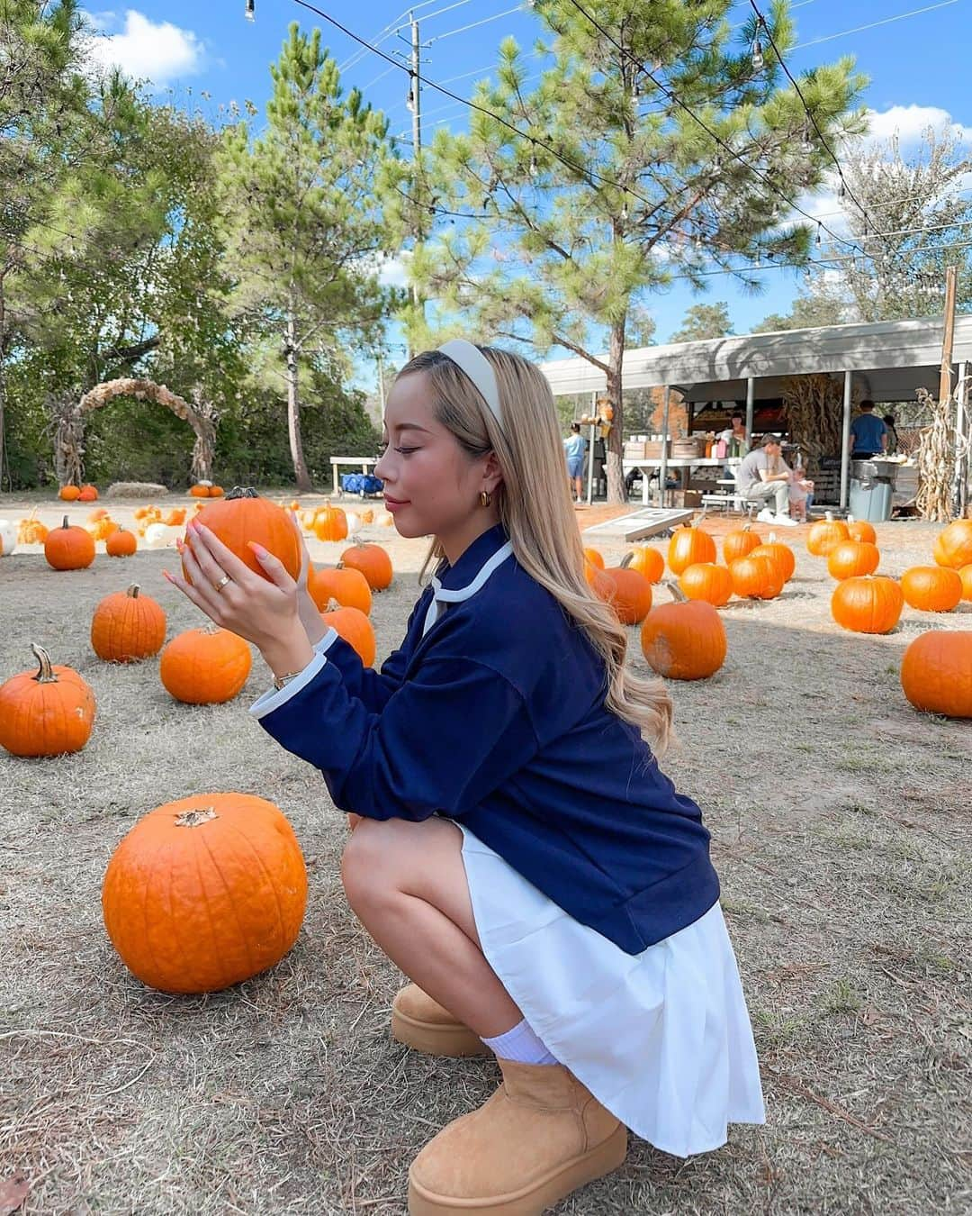 MINAMIのインスタグラム：「. みんなハロウィンはどう過ごしてるかな？ わたしは今年コスプレせず、パンプキンパッチに行って来たよ🩷 アメリカはパンプキンが巨大で日本とは違うパンプキンで可愛かった🎃 . #ハロウィン #パンプキン #コスプレ #ハッピーハロウィン #アメリカ #アトランタ #america #atlanta #pumpkinpatch #pumpkin #halloween #halloweennails #fall #fallcolors #fallvibes #outfit #costume」